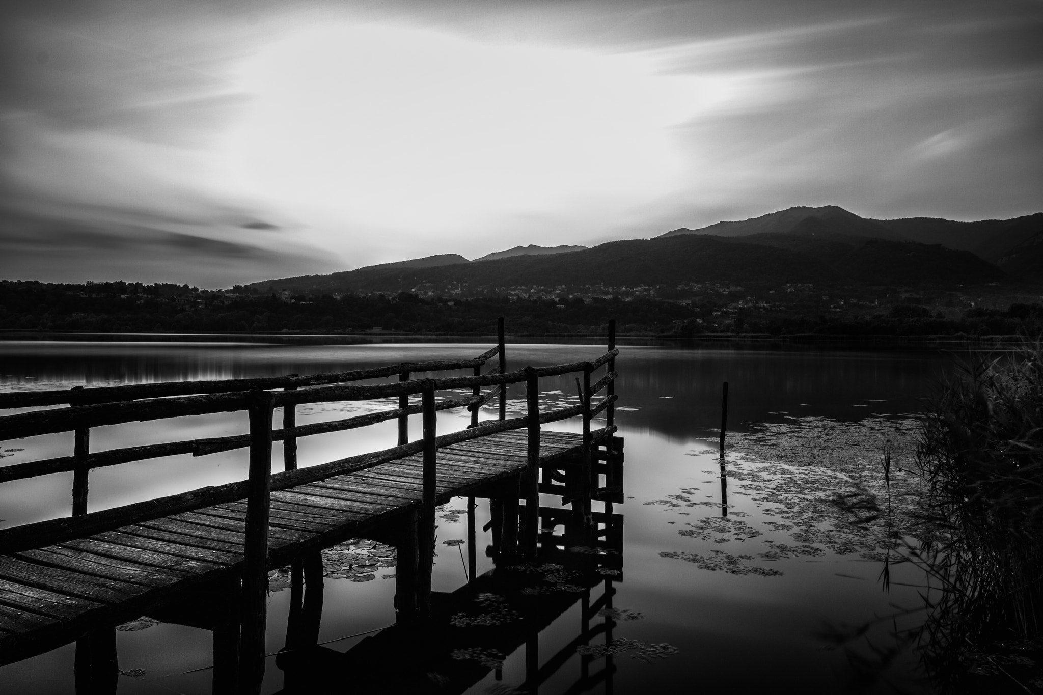 Canon EOS 760D (EOS Rebel T6s / EOS 8000D) + Canon EF-S 10-18mm F4.5–5.6 IS STM sample photo. Como - lago alserio [bw version] photography