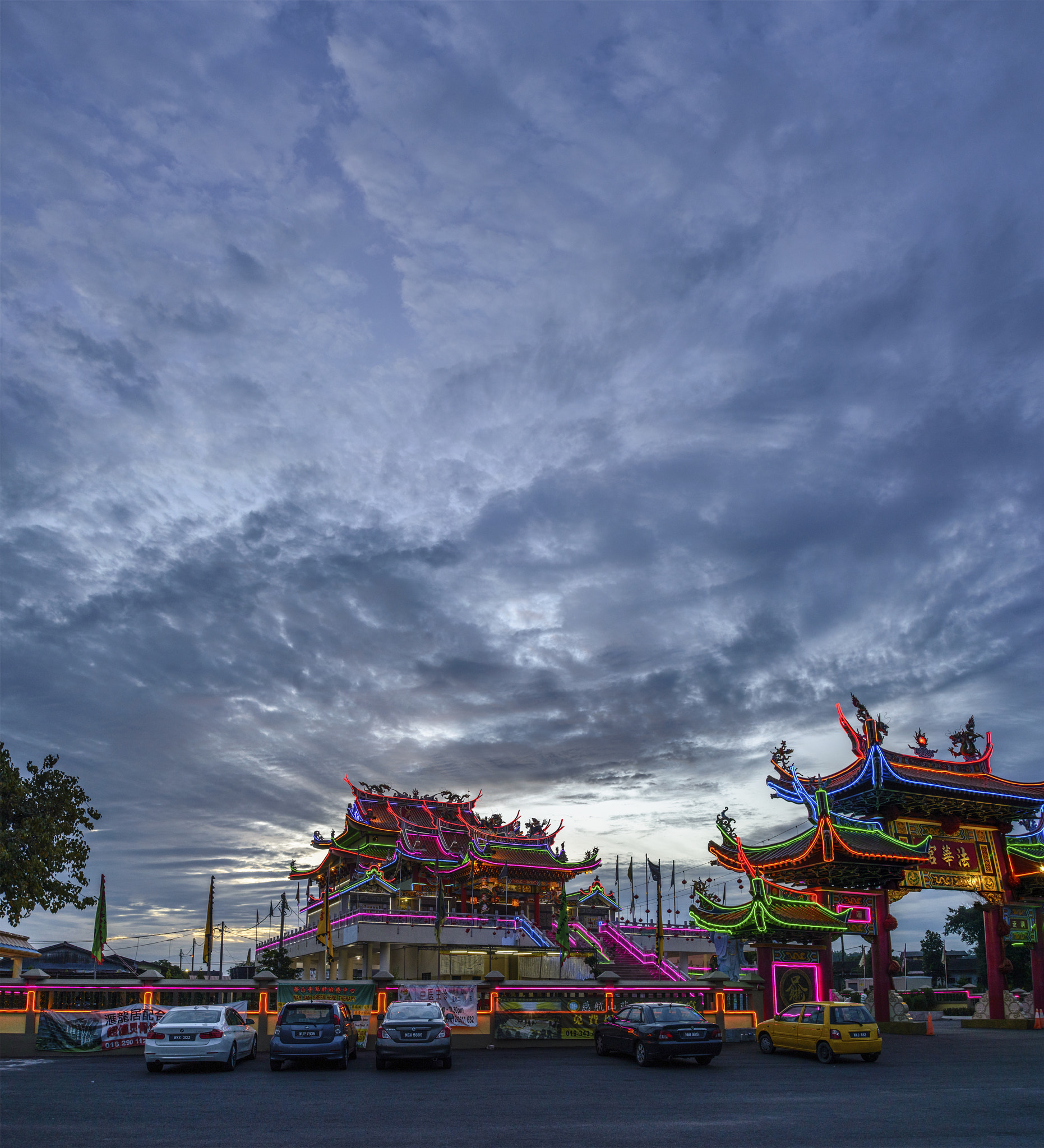 AF Zoom-Nikkor 28-80mm f/3.3-5.6G sample photo. Semenyih temple under cloudy sky photography