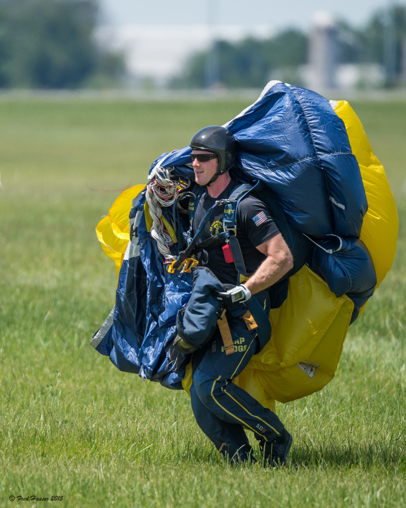 Nikon D4S + Tamron SP 150-600mm F5-6.3 Di VC USD sample photo. Usn parachute team member happy with jump photography