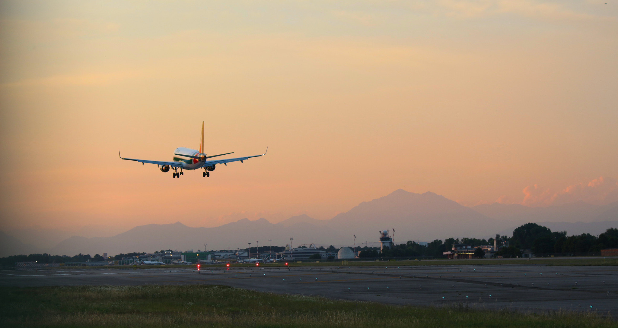 Canon EF-S 55-250mm F4-5.6 IS sample photo. Sunset landing  photography