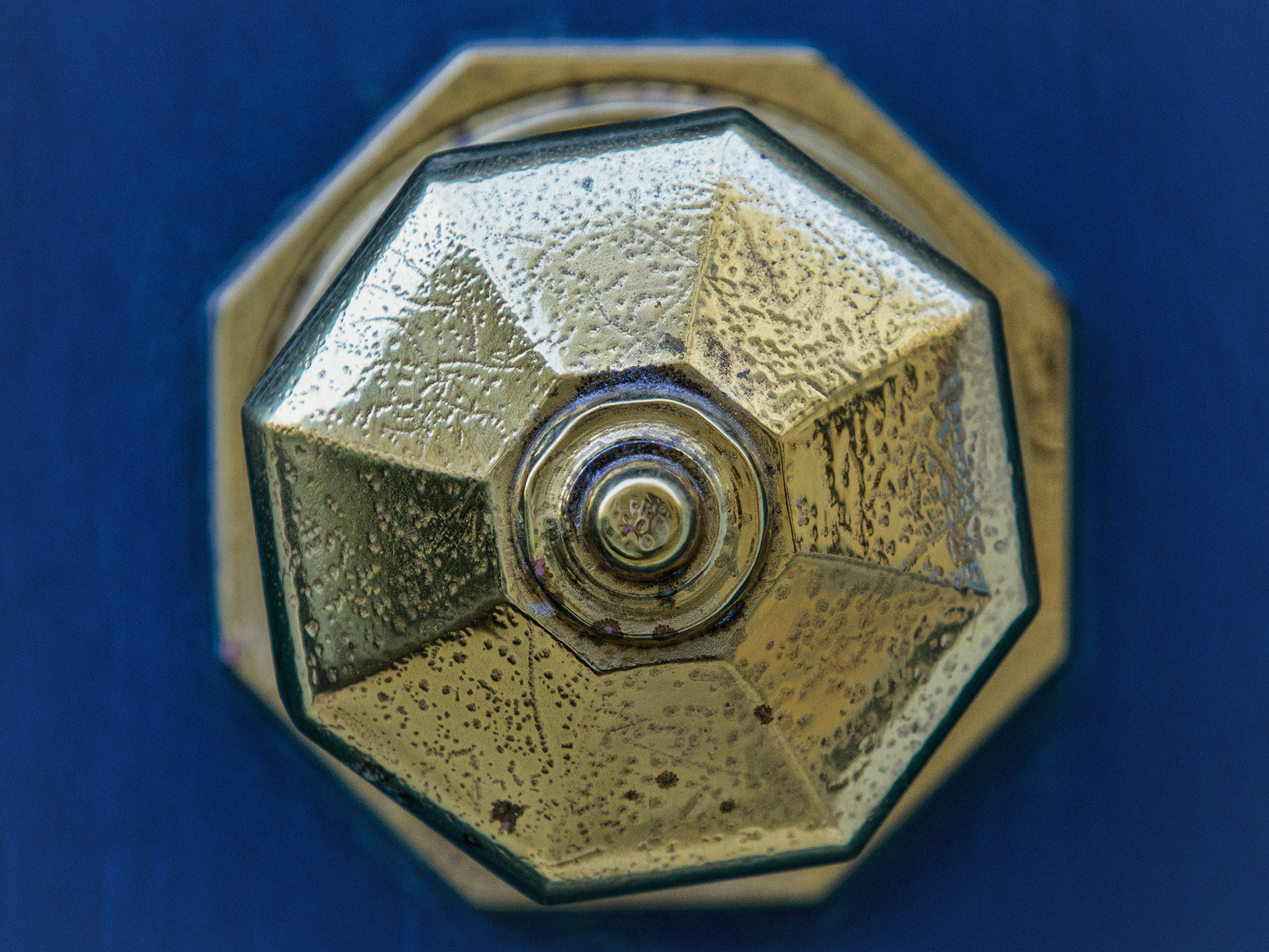Canon EF 70-200mm F2.8L IS II USM sample photo. Brass traditional door knob photography
