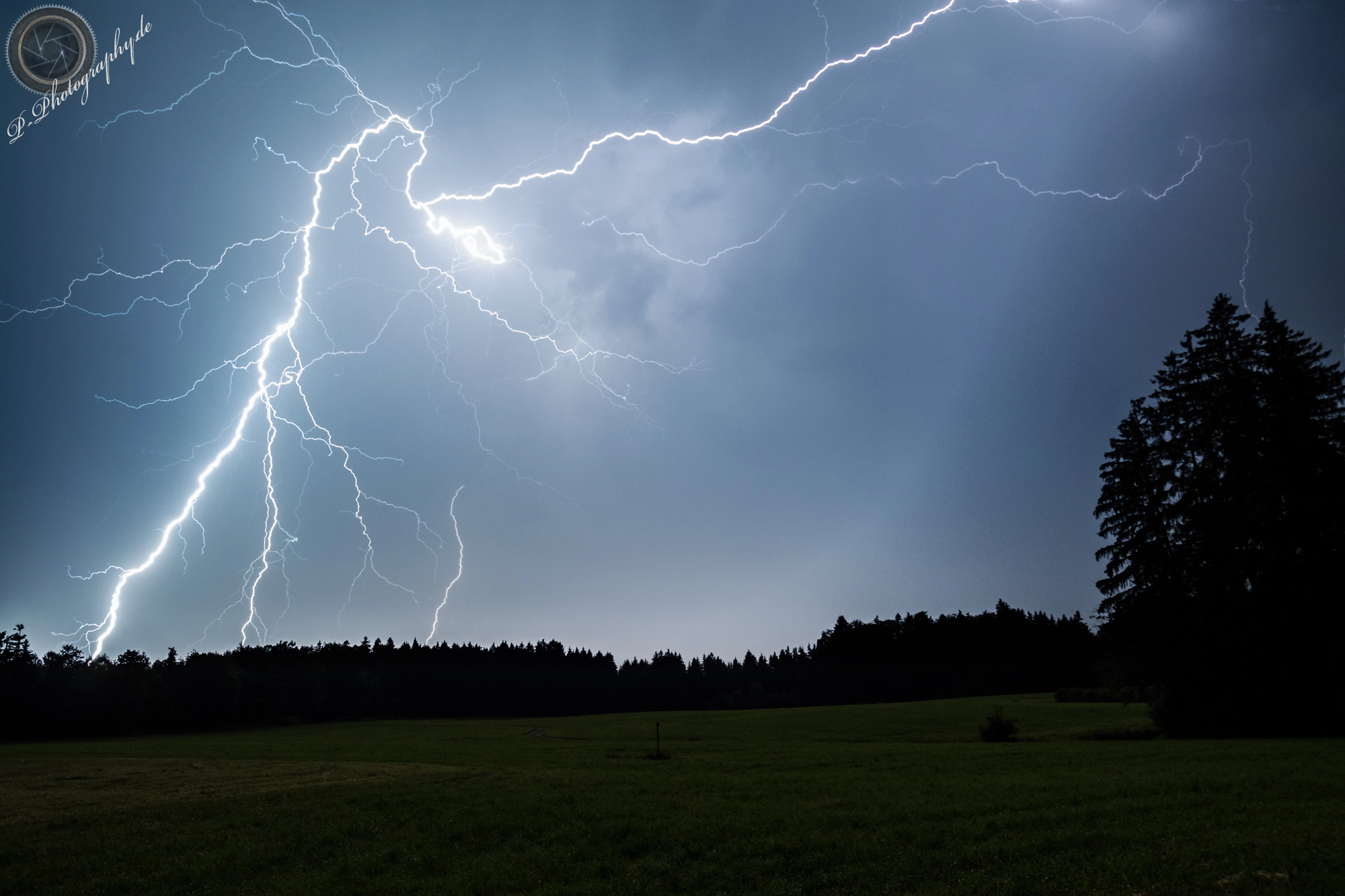 Tamron SP AF 17-50mm F2.8 XR Di II LD Aspherical (IF) sample photo. Thunderstorm v photography