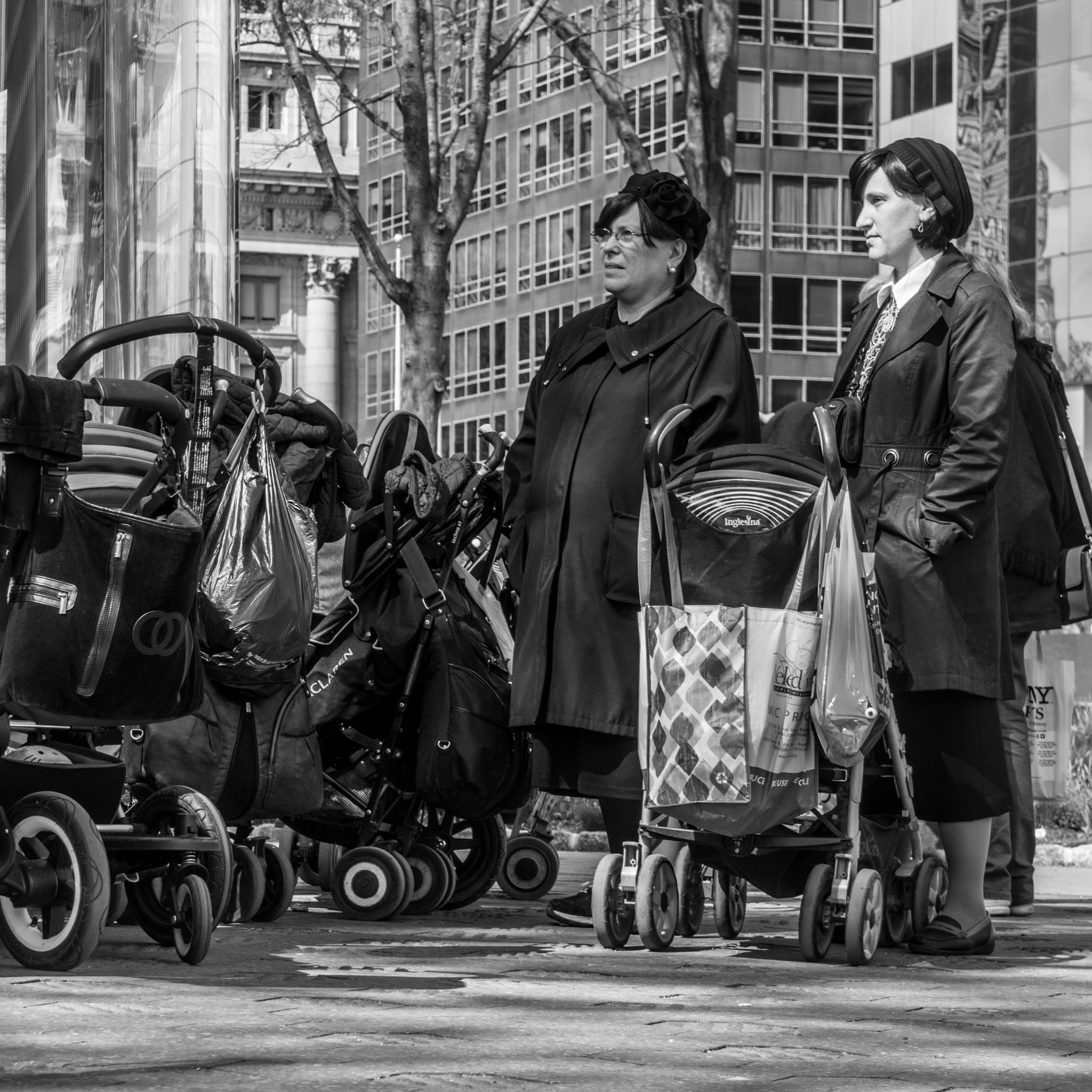 Sony E 18-200mm F3.5-6.3 OSS LE sample photo. Women at battery park, nyc photography