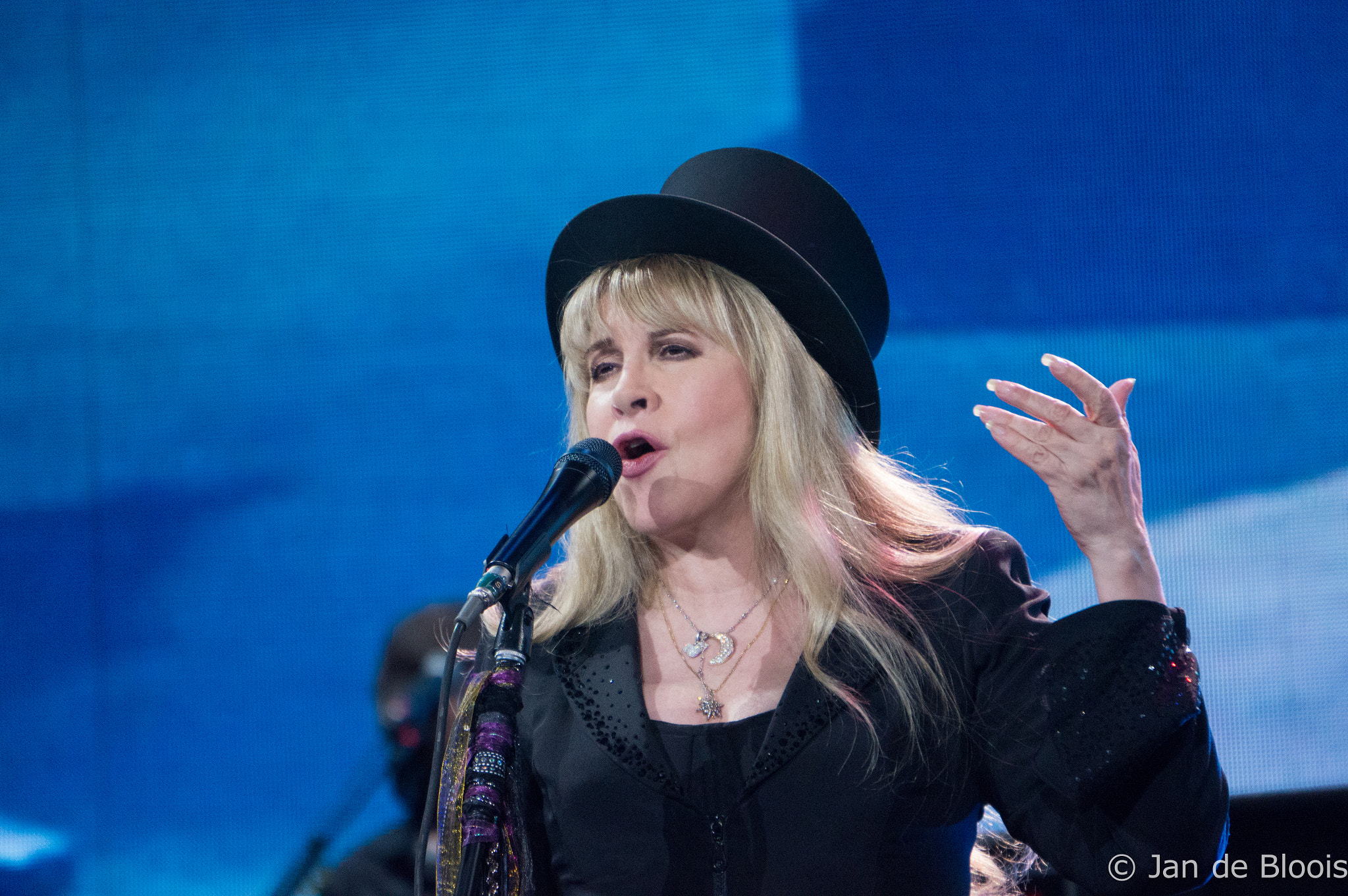 Sony Alpha NEX-5N + Sony E 55-210mm F4.5-6.3 OSS sample photo. Fleetwood mac photography