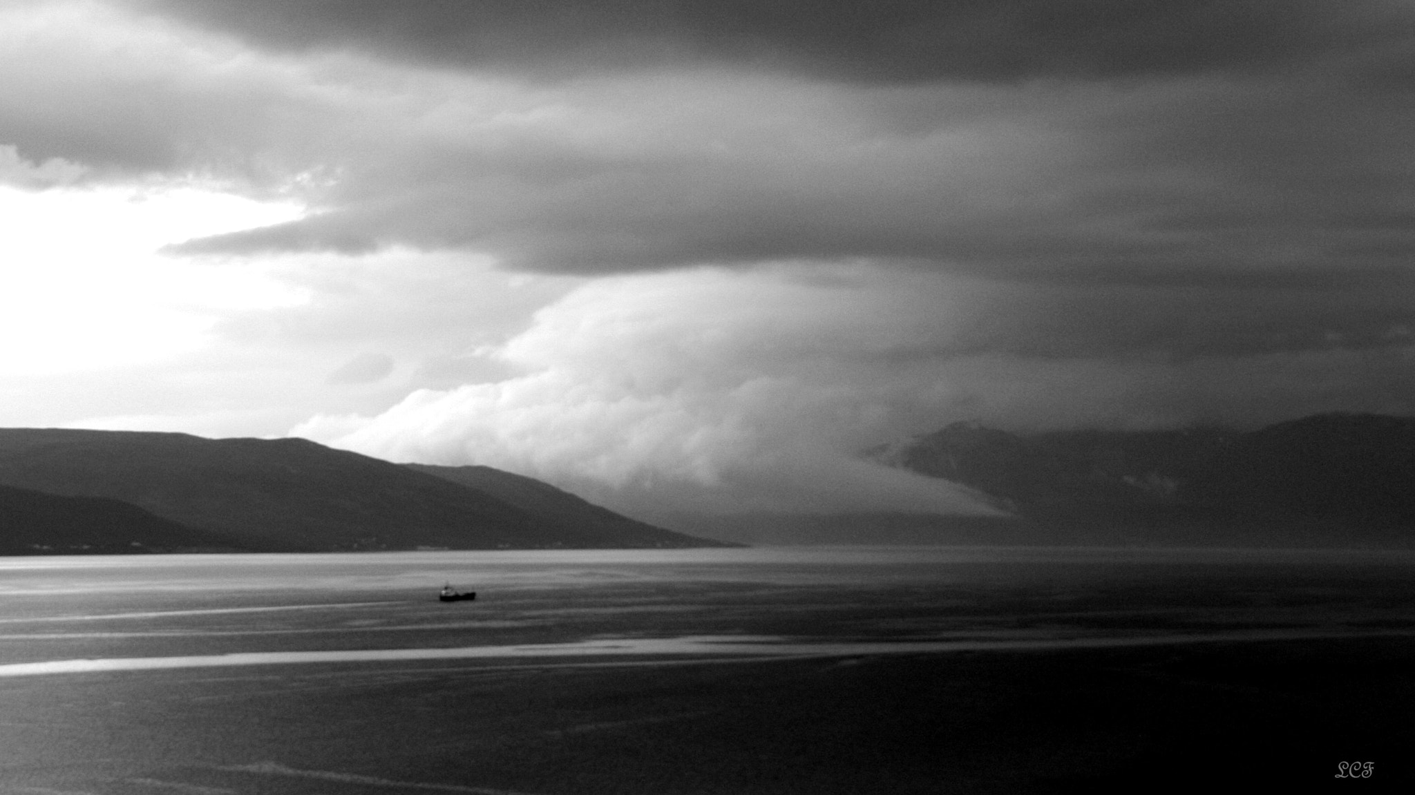 Canon EOS 450D (EOS Rebel XSi / EOS Kiss X2) sample photo. Heavy fog seeping into the strait...  photography