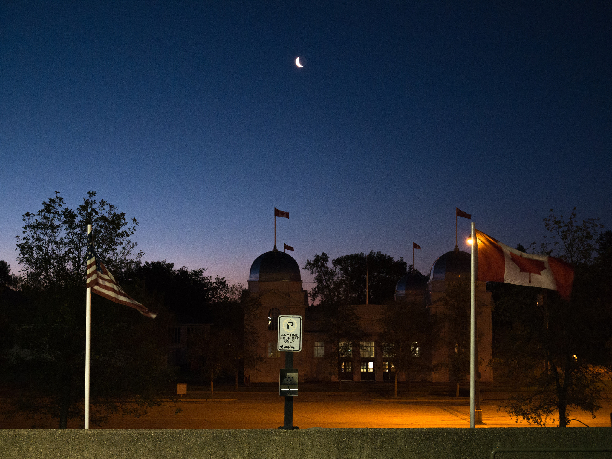Panasonic Lumix DMC-GF7 sample photo. Moon over dominion display building photography