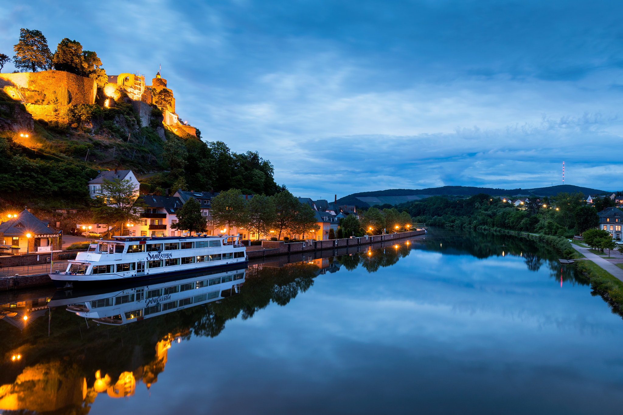 Canon EF 16-35mm F4L IS USM sample photo. The boat and the river photography