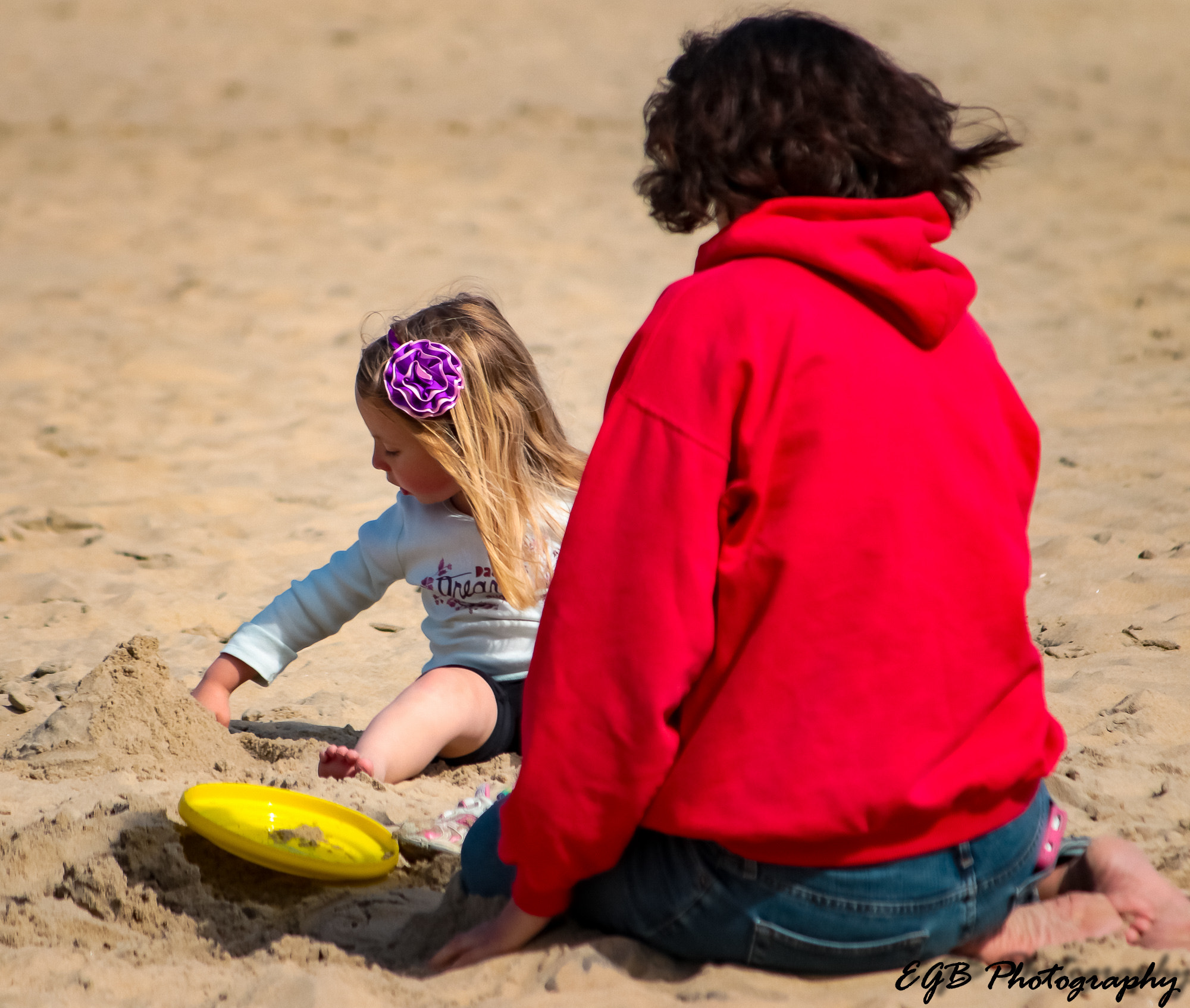 Canon EF-S 55-250mm F4-5.6 IS sample photo. Mother and daughter beach day photography