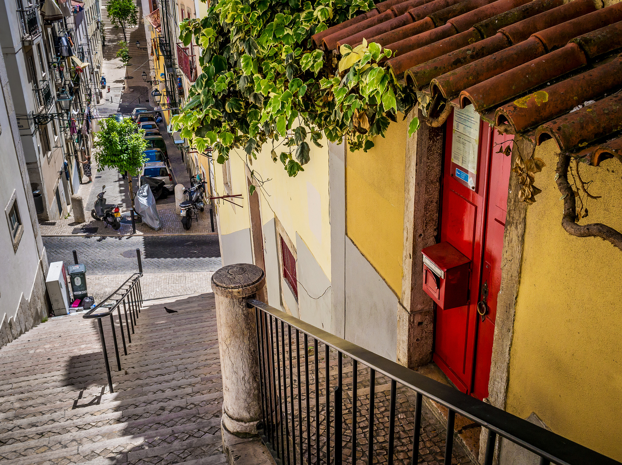 Olympus PEN E-PL6 + Olympus M.Zuiko Digital 17mm F1.8 sample photo. Colors of lisbon photography