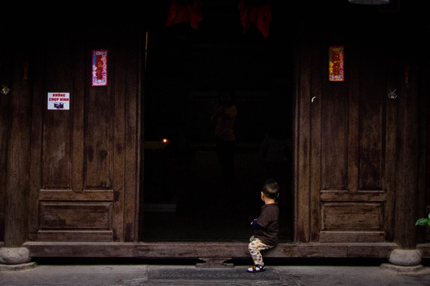 Canon EF-S 10-18mm F4.5–5.6 IS STM sample photo. Boy in a doorway photography