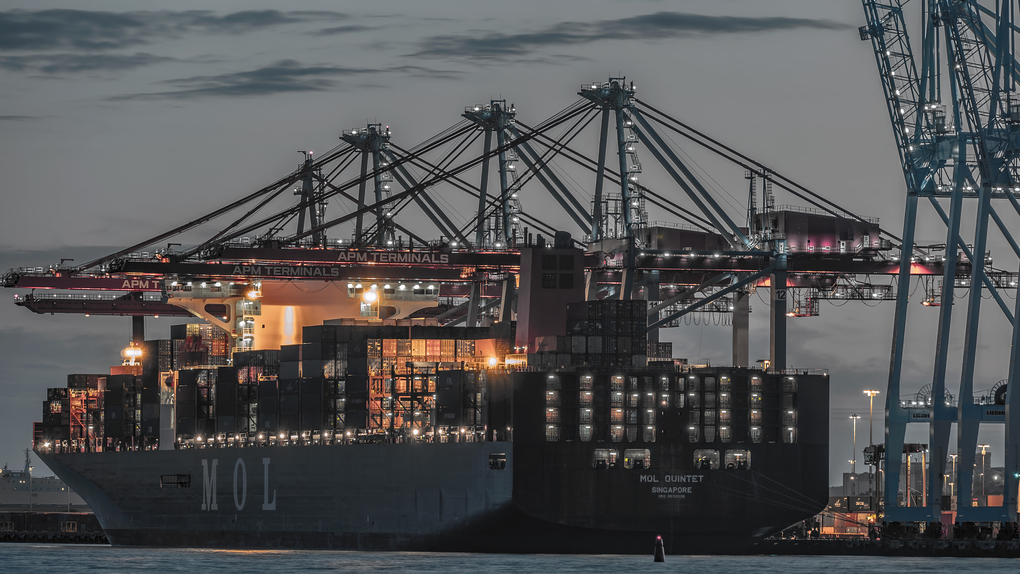 Panasonic Lumix DMC-GX8 + LEICA DG 100-400/F4.0-6.3 sample photo. Big ship photography