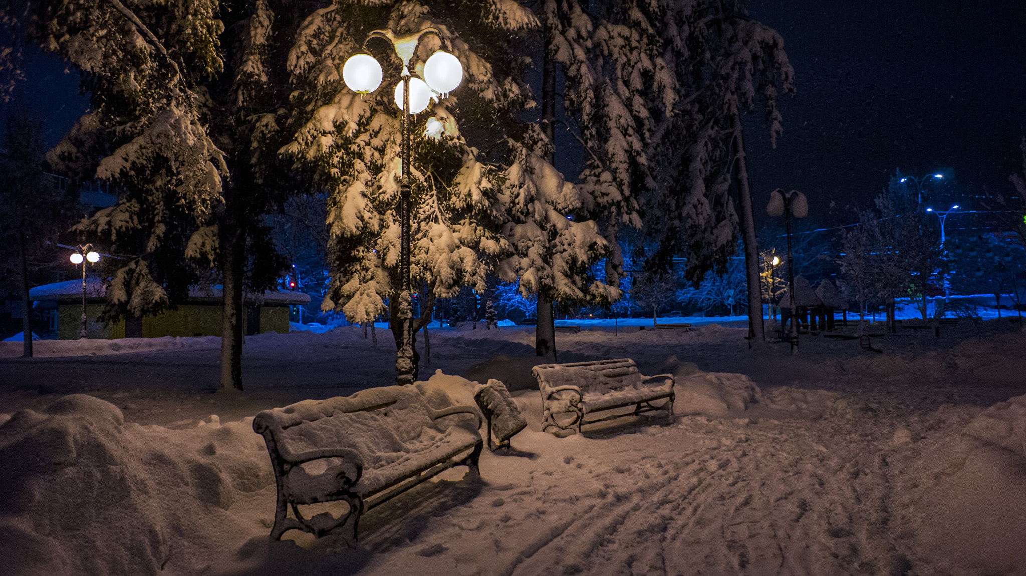 Sony Alpha NEX-3 + Sony E 16mm F2.8 sample photo. Snow-bounded banches photography