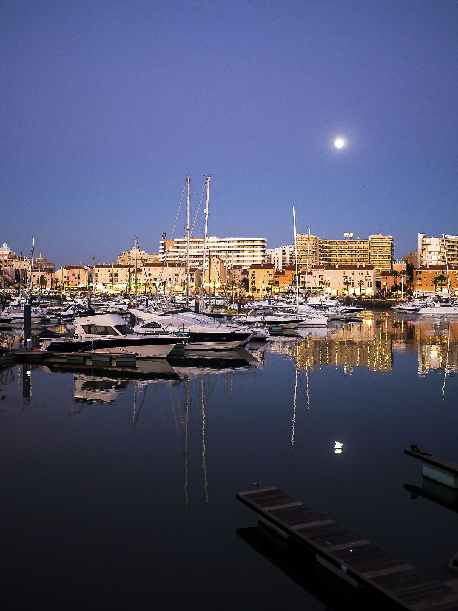 Panasonic Lumix DMC-G3 + Panasonic Lumix G 20mm F1.7 ASPH sample photo. Vilamoura marina at dusk photography