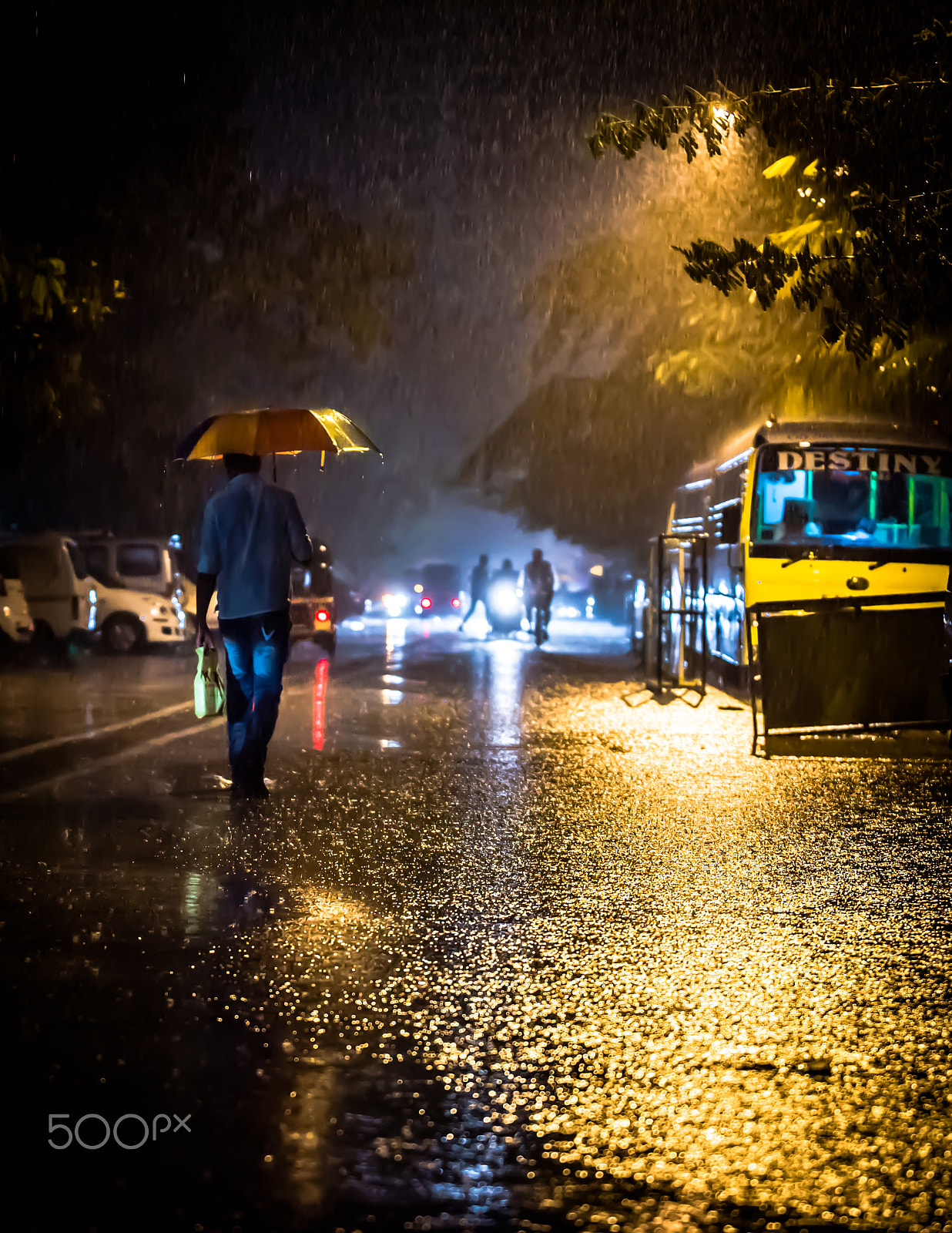 AF-S Zoom-Nikkor 80-200mm f/2.8D IF-ED sample photo. Rainy night photography
