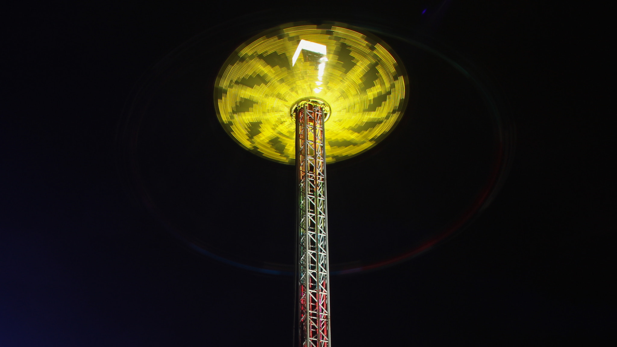 Canon EOS 100D (EOS Rebel SL1 / EOS Kiss X7) + Canon EF 17-35mm f/2.8L sample photo. Swing ride like a sunflower photography