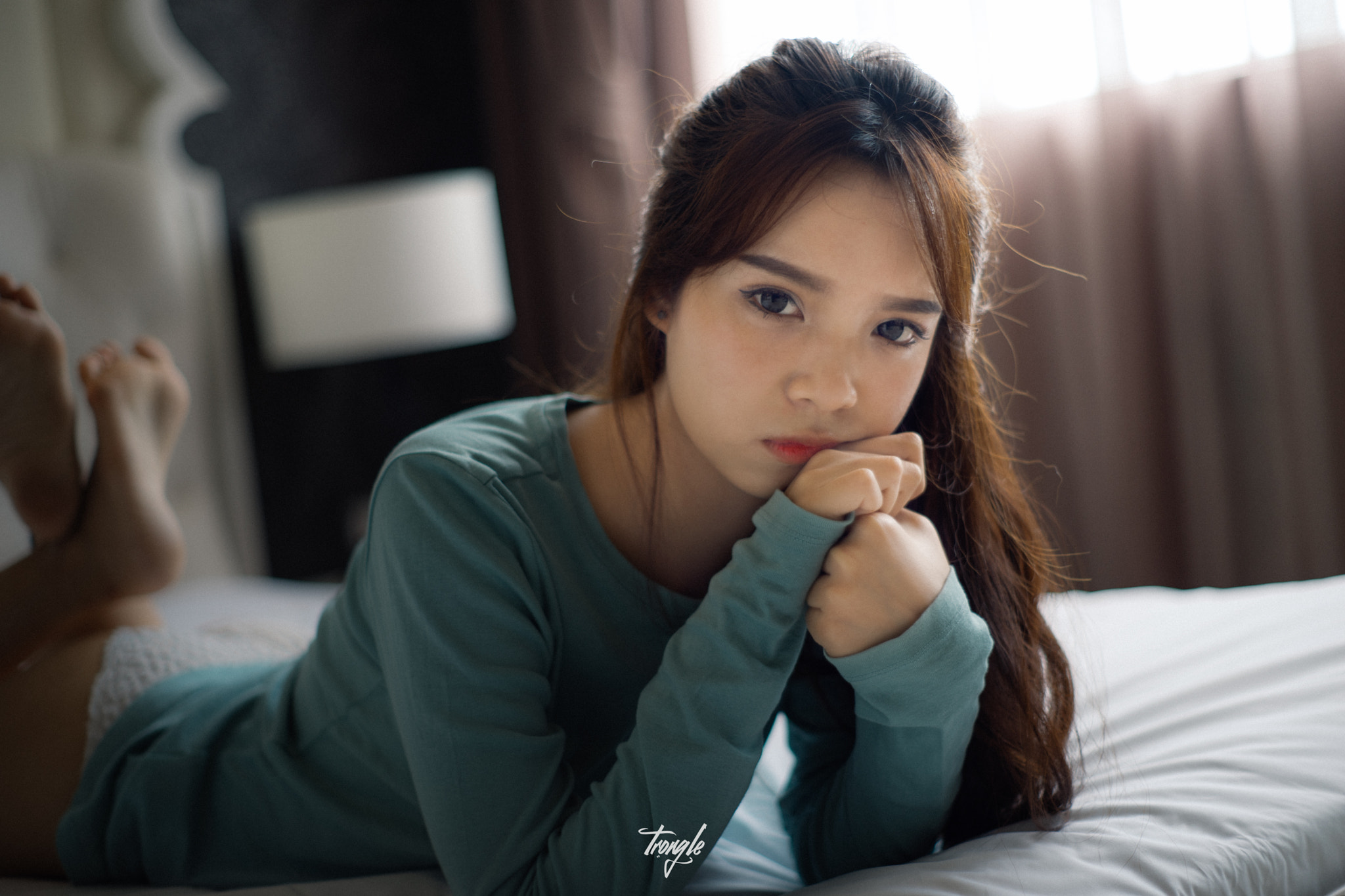 Sony a7 II + Minolta AF 50mm F1.7 sample photo. A girl with blue dream photography