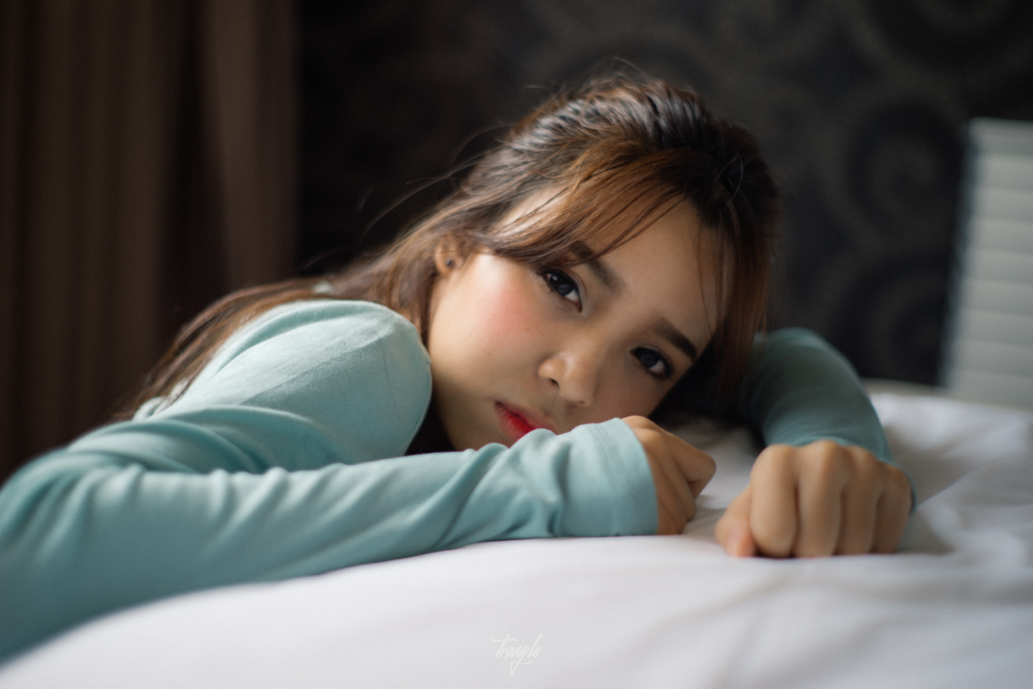 Sony a7 II + Minolta AF 50mm F1.7 sample photo. A girl with blue dream photography