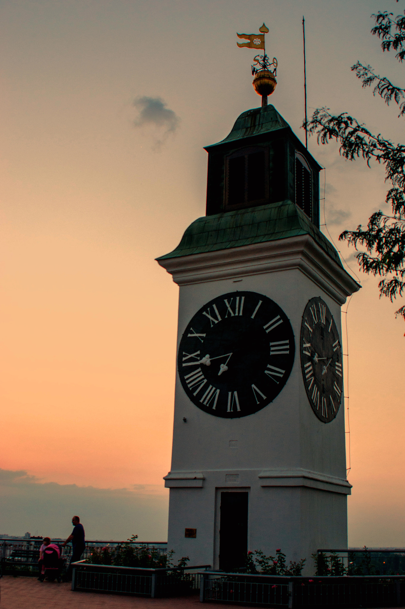 AF Zoom-Nikkor 28-200mm f/3.5-5.6D IF sample photo. Evening at the fortress photography