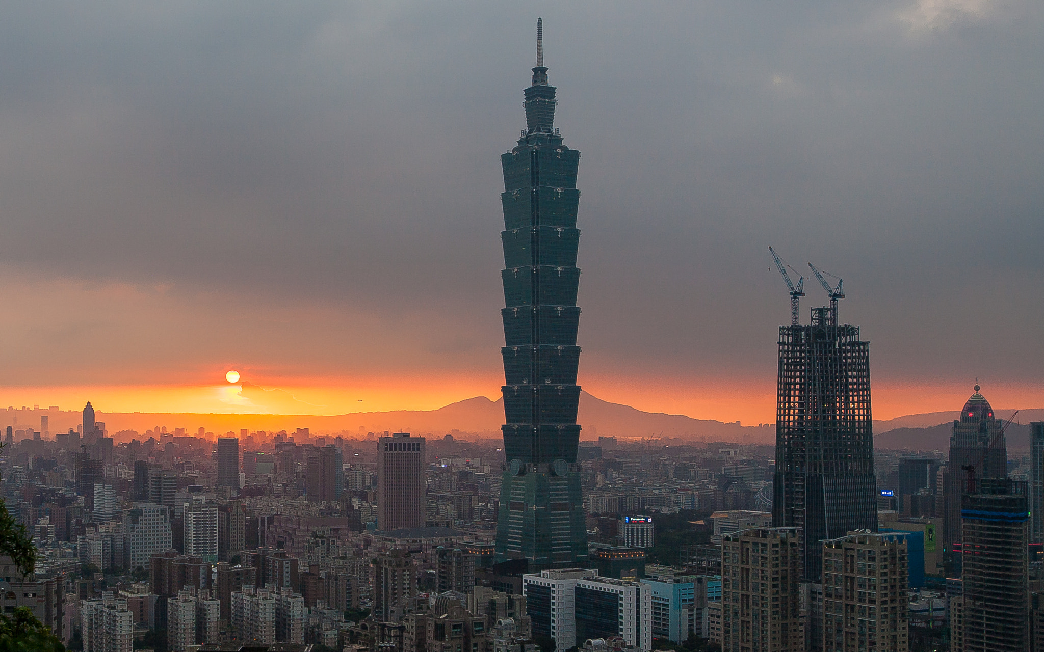 Canon EOS 5D + Canon EF 16-35mm F2.8L USM sample photo. City sunset at taipei 101 photography