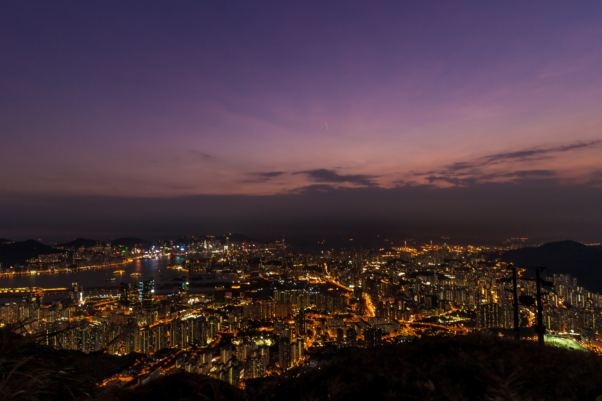 Canon EOS 400D (EOS Digital Rebel XTi / EOS Kiss Digital X) + Canon EF-S 10-18mm F4.5–5.6 IS STM sample photo. Kowloon peak_after sunset photography