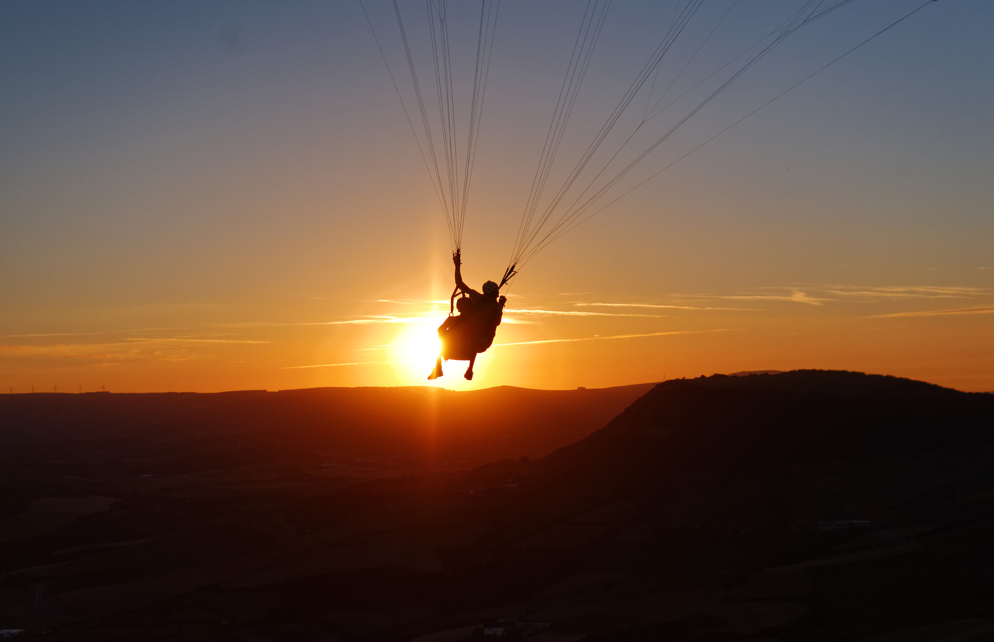 Pentax smc DA 50-200mm F4-5.6 ED WR sample photo. Parapente au coucher du soleil photography