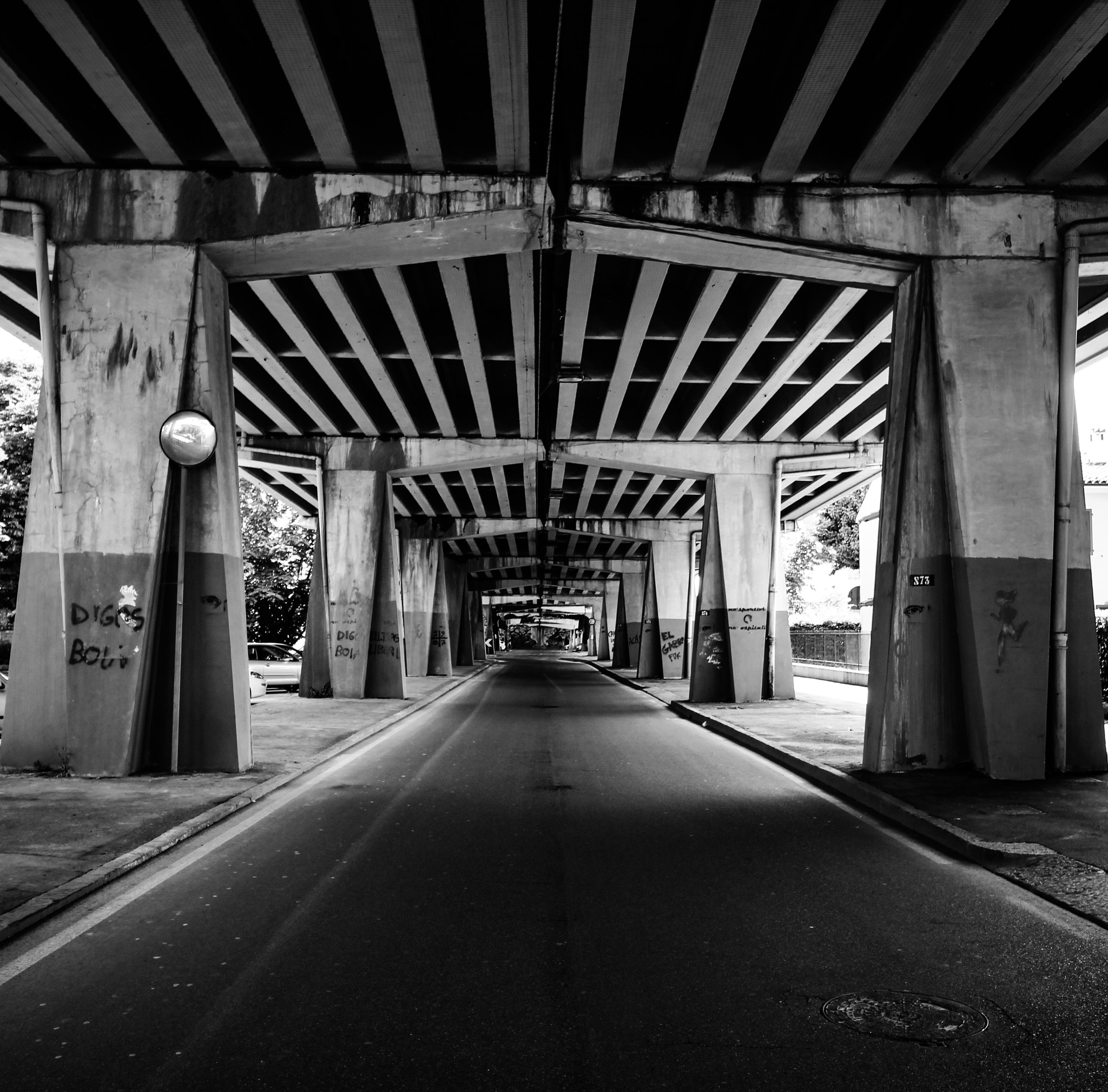 Canon EOS 1200D (EOS Rebel T5 / EOS Kiss X70 / EOS Hi) + Canon EF-S 10-18mm F4.5–5.6 IS STM sample photo. Bridge of light. photography