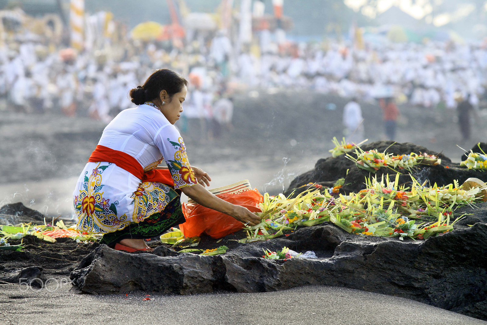 Canon EF 70-200mm F2.8L USM sample photo. Balinese lady with canang sari photography