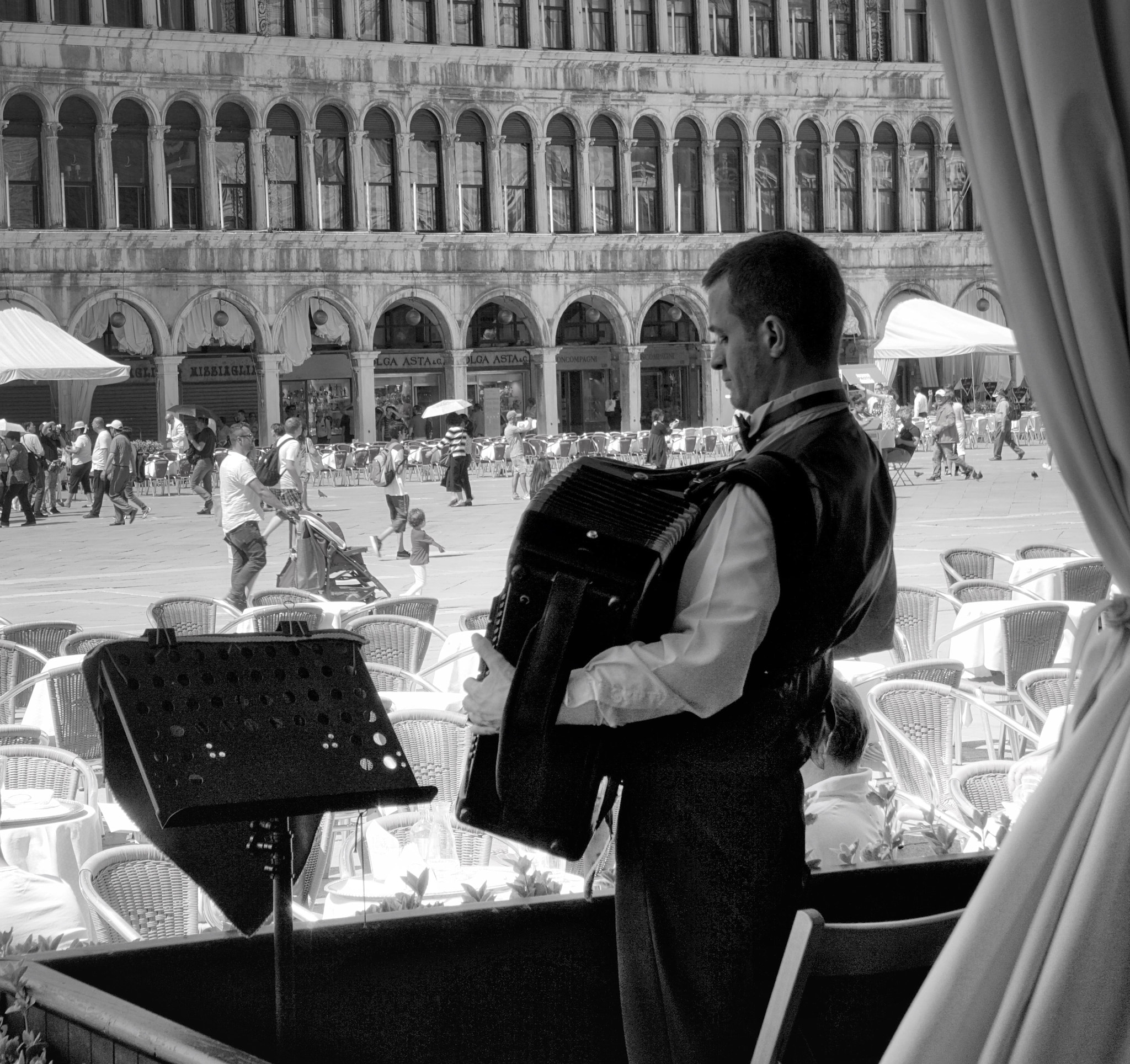 Tamron 18-200mm F3.5-6.3 Di III VC sample photo. The accordion player photography