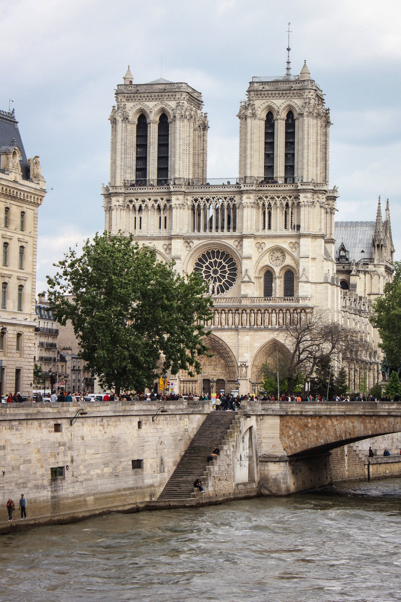 Canon EOS 550D (EOS Rebel T2i / EOS Kiss X4) + Canon EF-S 18-55mm F3.5-5.6 IS sample photo. Notre damé, paris, the view from a bridge up river. photography