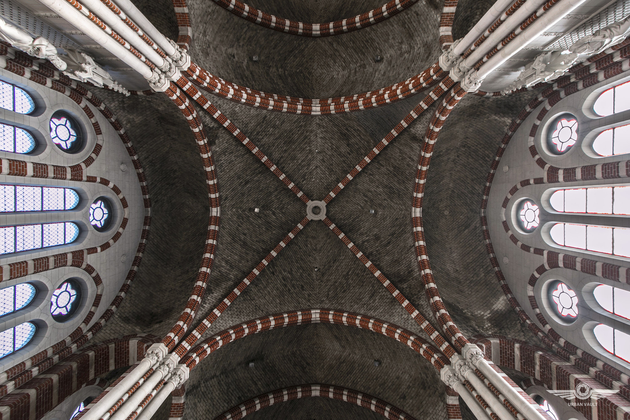 Canon EF-S 10-18mm F4.5–5.6 IS STM sample photo. Vaulted ceiling mont g photography