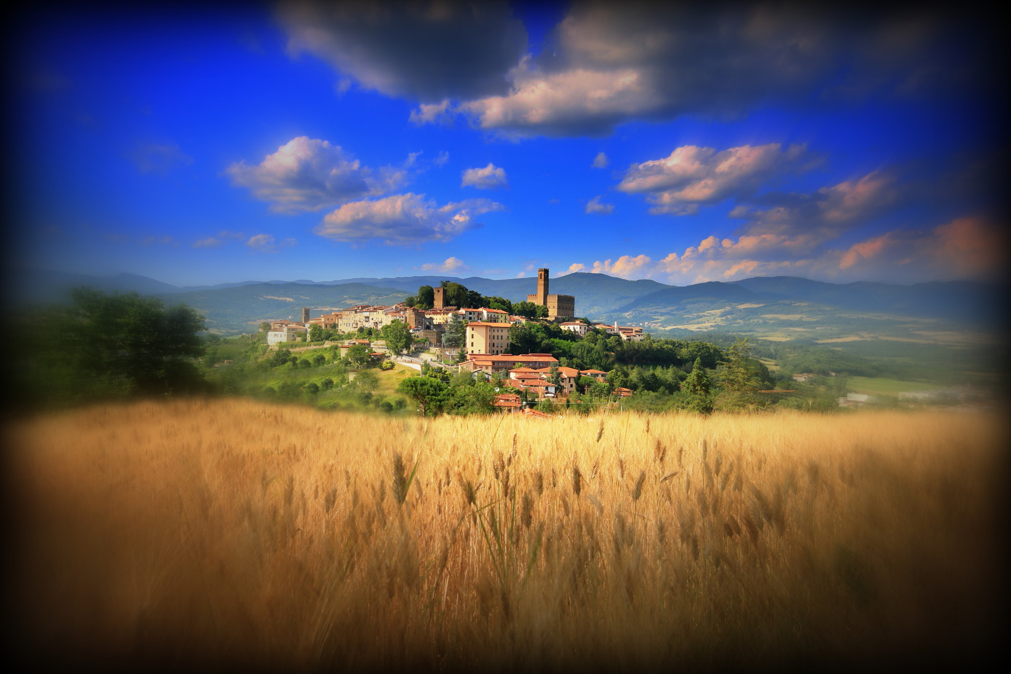 Canon EOS 760D (EOS Rebel T6s / EOS 8000D) + Sigma 10-20mm F4-5.6 EX DC HSM sample photo. Paese con castello photography