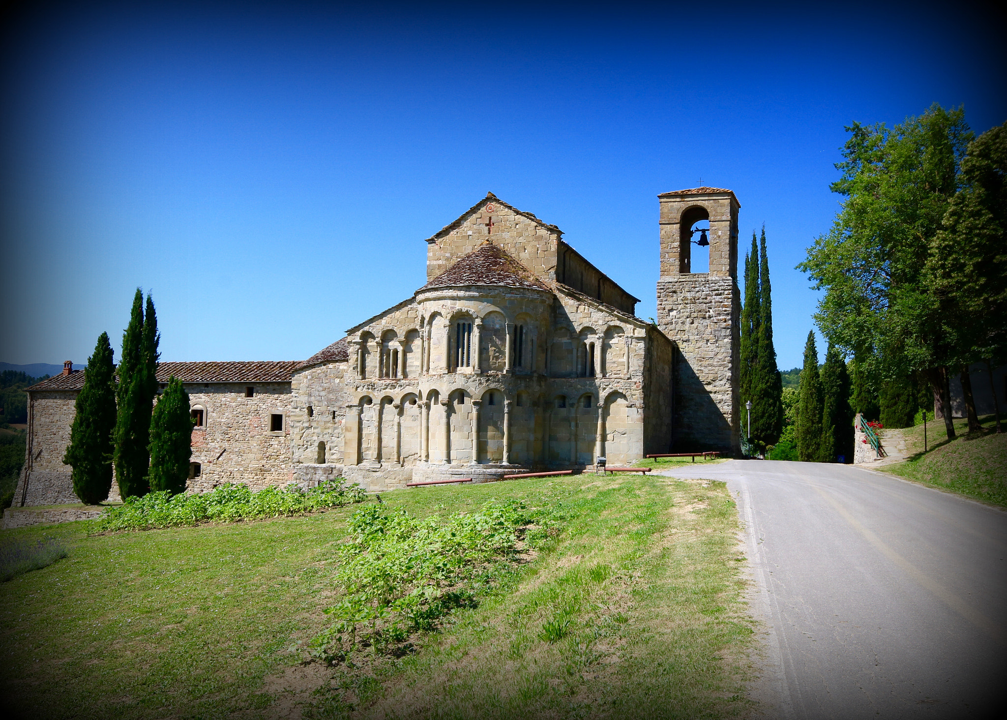 Canon EOS 760D (EOS Rebel T6s / EOS 8000D) + Sigma 10-20mm F4-5.6 EX DC HSM sample photo. Antichissima chiesa photography