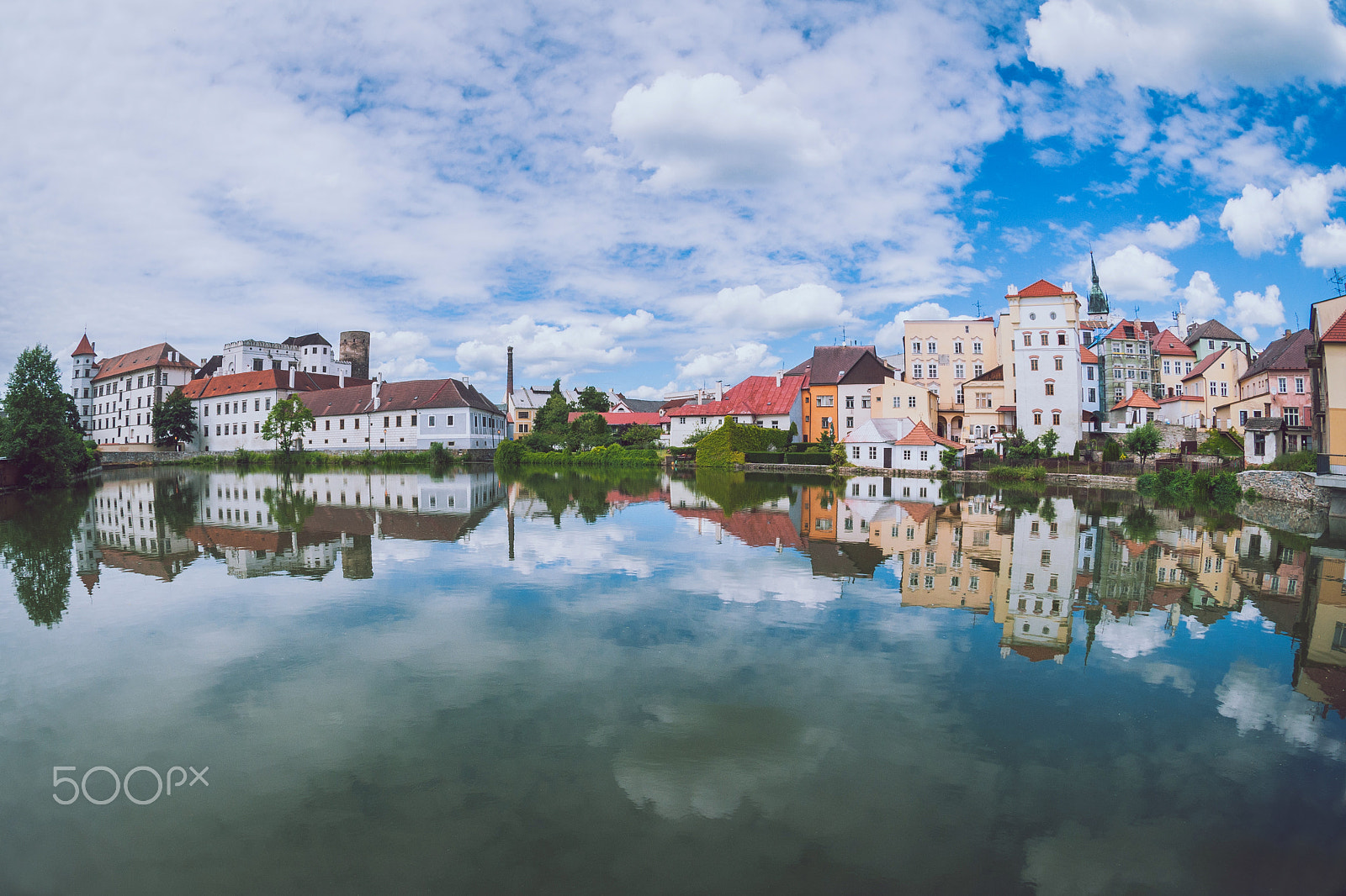 Nikon AF DX Fisheye-Nikkor 10.5mm F2.8G ED sample photo. City reflection photography