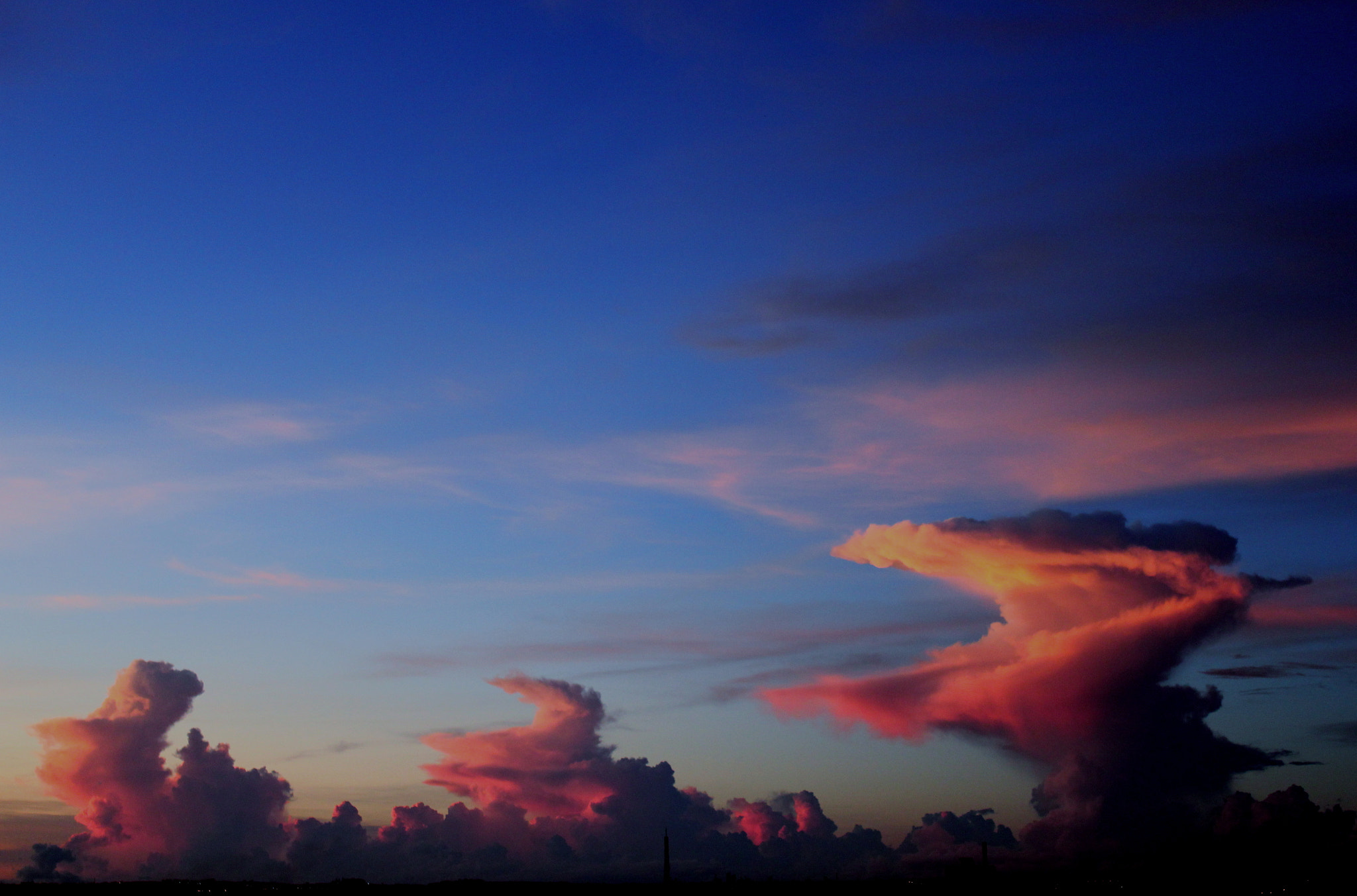 Canon EOS 550D (EOS Rebel T2i / EOS Kiss X4) + Canon EF-S 18-55mm F3.5-5.6 IS sample photo. Look to the clouds all pink and disheveled photography