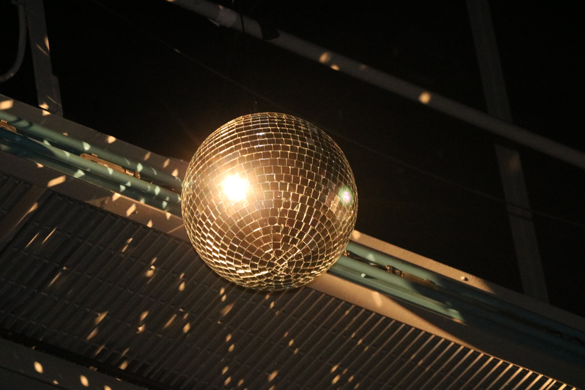 Canon EOS 760D (EOS Rebel T6s / EOS 8000D) + Canon EF 100-400mm F4.5-5.6L IS USM sample photo. Golden disco ball photography