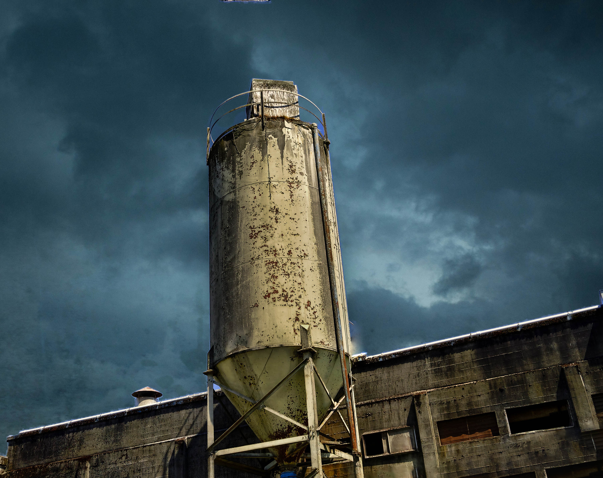 Nikon 1 Nikkor 11-27.5mm F3.5-5.6 sample photo. Shot at abandoned factory photography