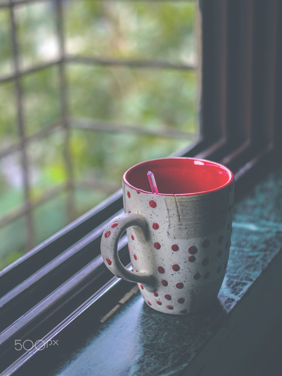 Canon EOS 1200D (EOS Rebel T5 / EOS Kiss X70 / EOS Hi) + Canon EF 40mm F2.8 STM sample photo. Cup near window photography