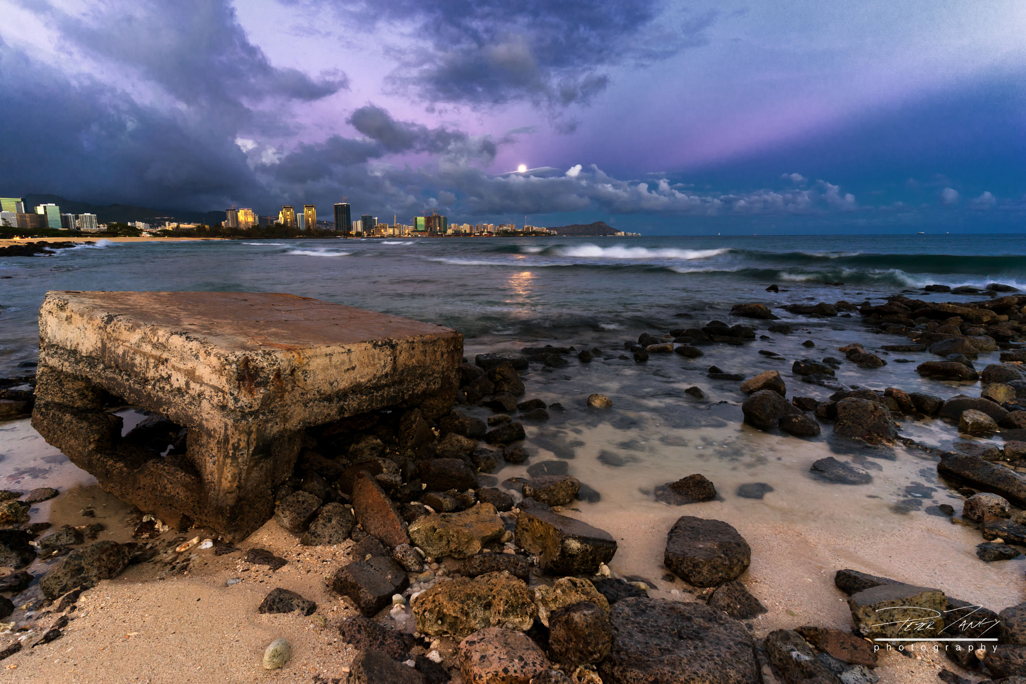 ZEISS Batis 18mm F2.8 sample photo. Leahi moonrise photography