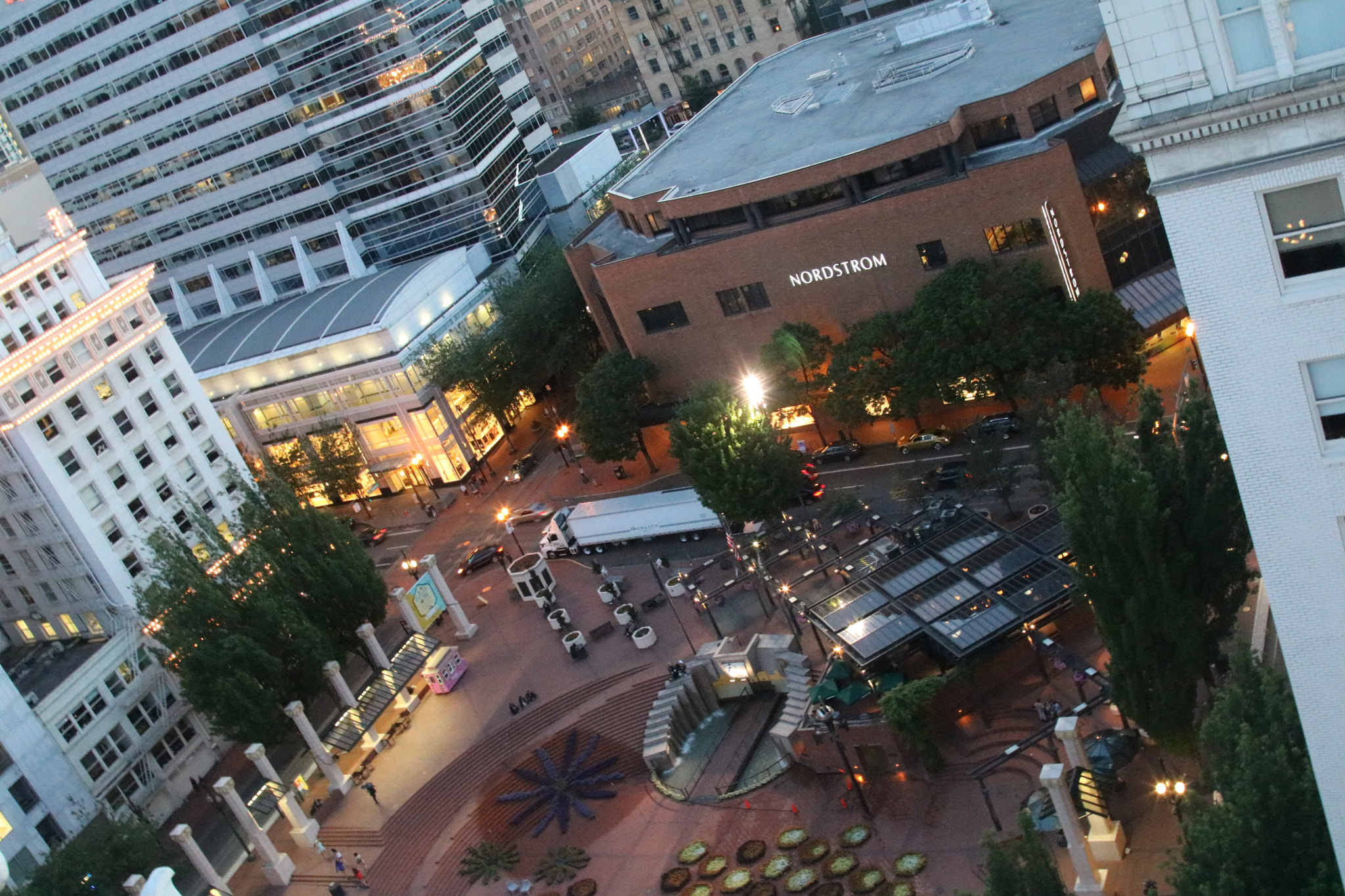 Canon EOS 760D (EOS Rebel T6s / EOS 8000D) sample photo. Pioneer plaza portland oregon photography