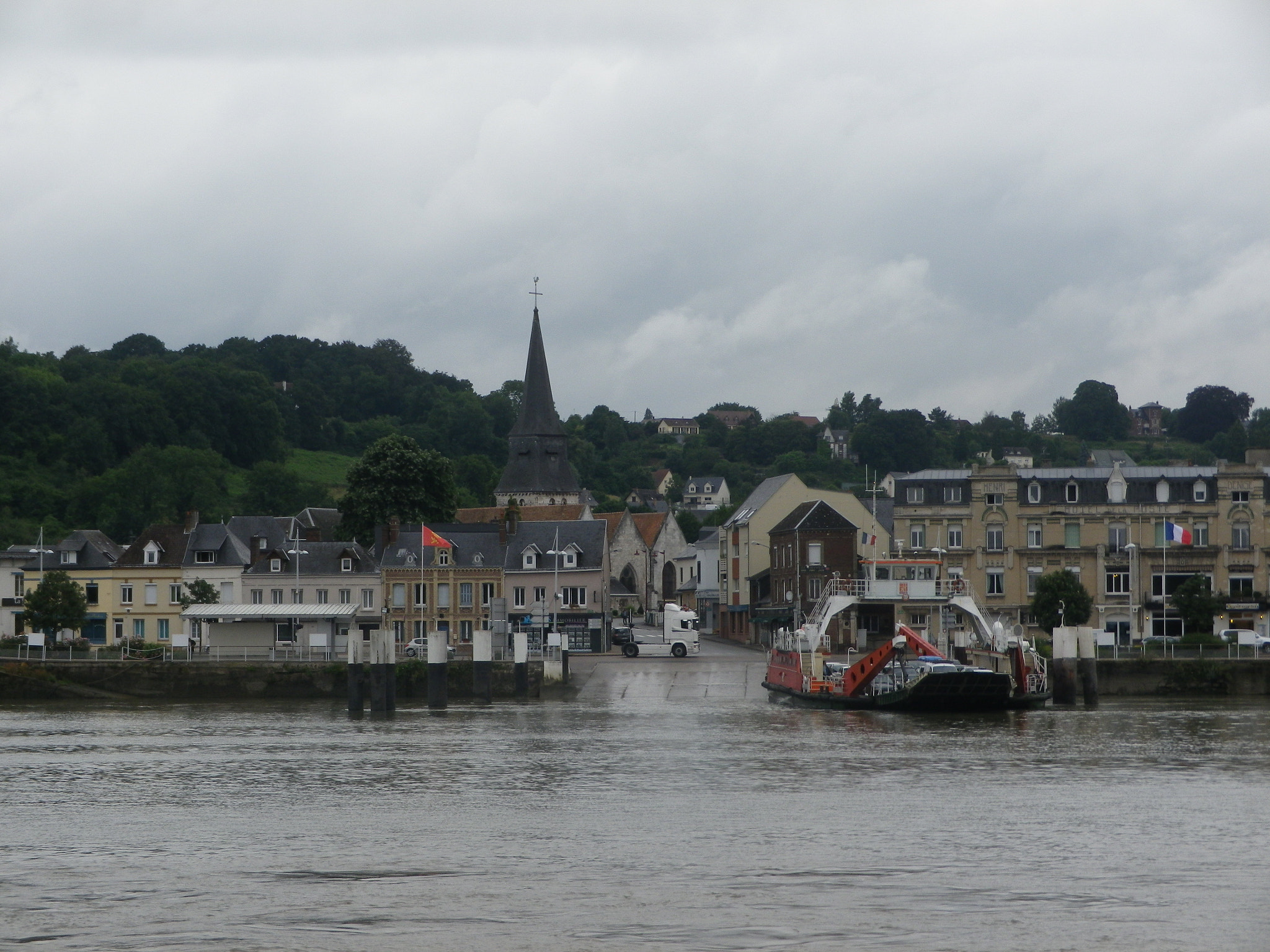 Pentax Optio RZ18 sample photo. Traverser la seine...... photography