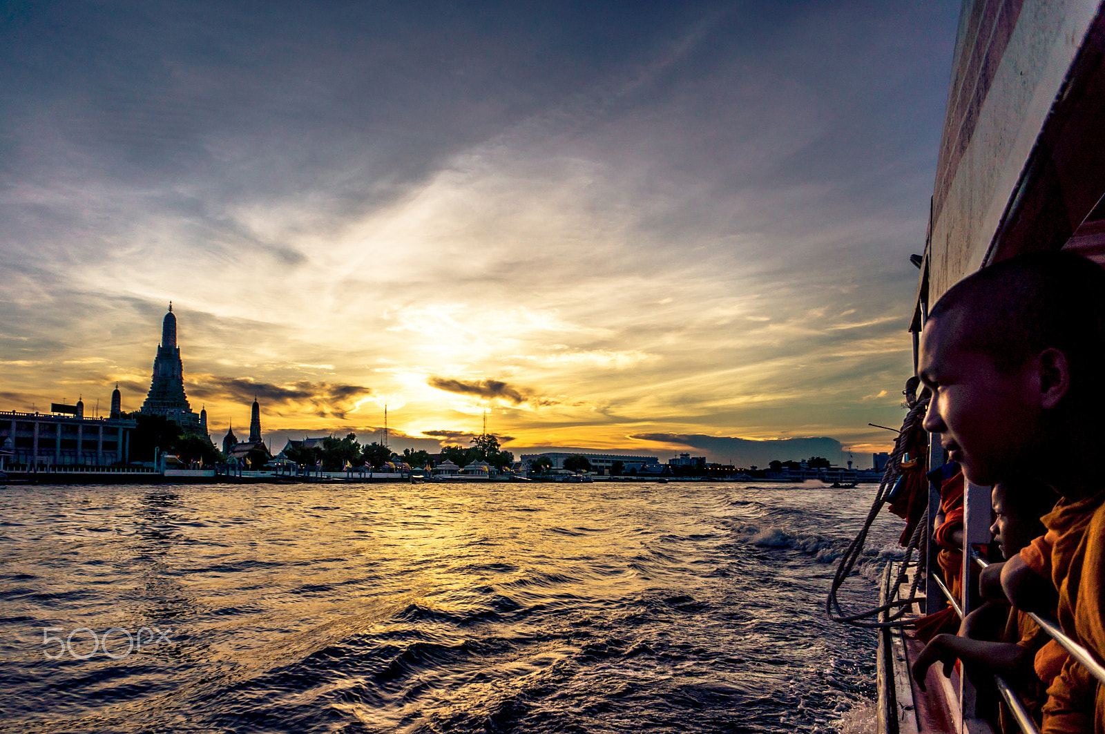 Sony Alpha NEX-5N + Sony E 16mm F2.8 sample photo. Floating on bangkok photography