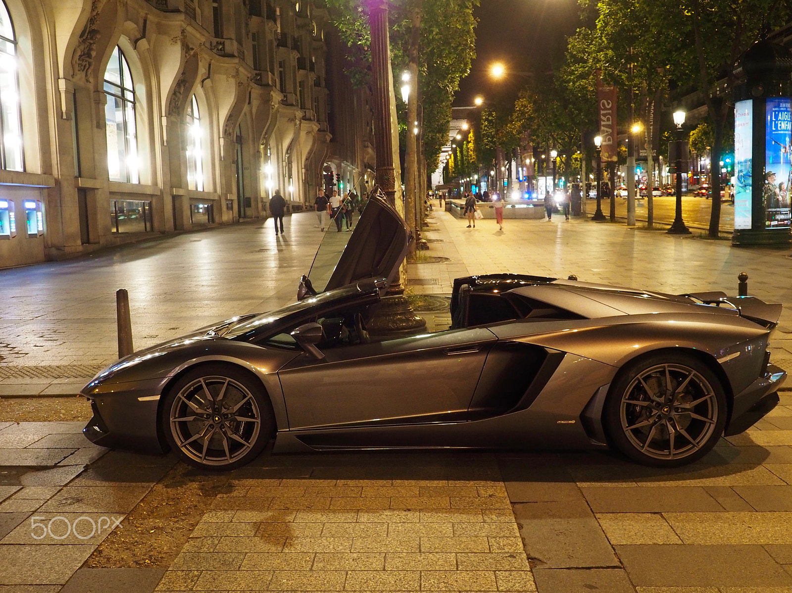 Olympus OM-D E-M1 + OLYMPUS M.12-50mm F3.5-6.3 sample photo. Champs-elysees trottoirs by night. lghini. photography