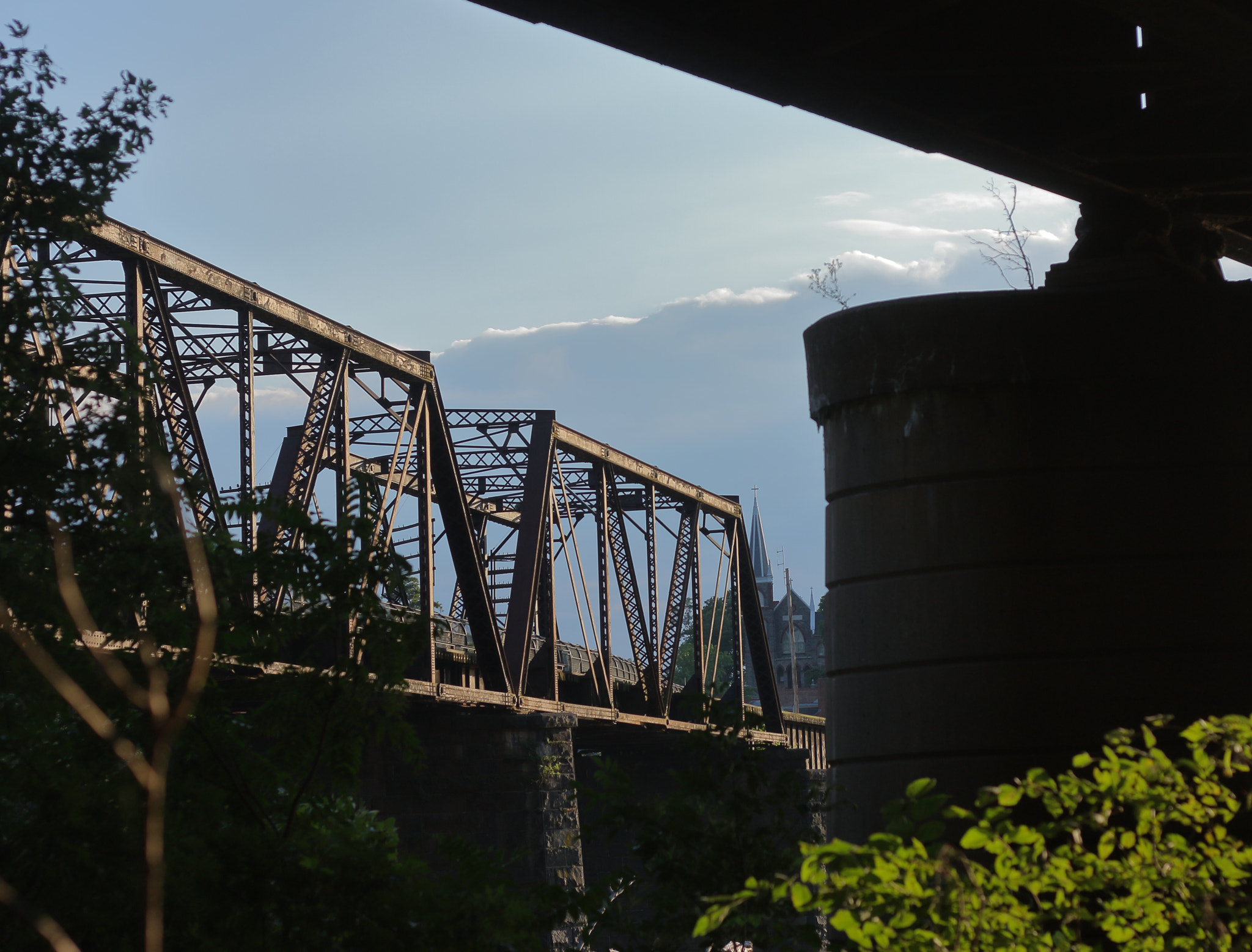 Canon EOS 450D (EOS Rebel XSi / EOS Kiss X2) + Canon EF 50mm F1.8 STM sample photo. Bridge over river photography