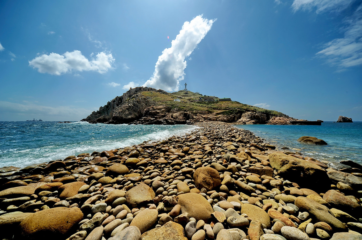 Nikon D700 + Sigma 12-24mm F4.5-5.6 EX DG Aspherical HSM sample photo. Island lighthouse photography