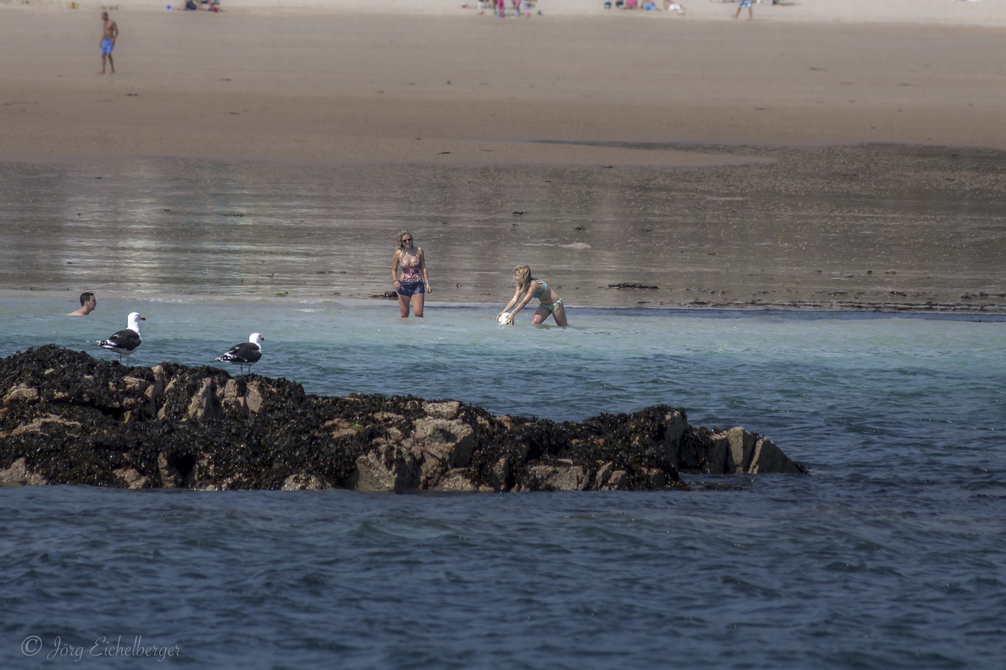 Canon EF 75-300mm F4.0-5.6 IS USM sample photo. Three onlookers photography