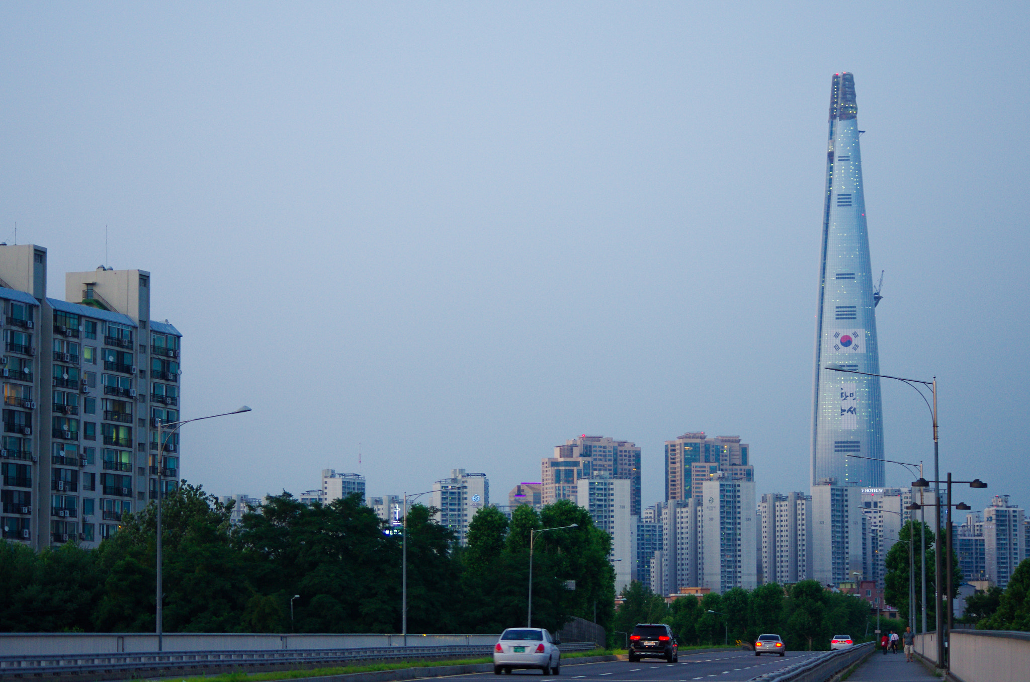 Pentax K-5 II + HD Pentax DA 55-300mm F4.0-5.8 ED WR sample photo. Lotte world tower, seoul photography