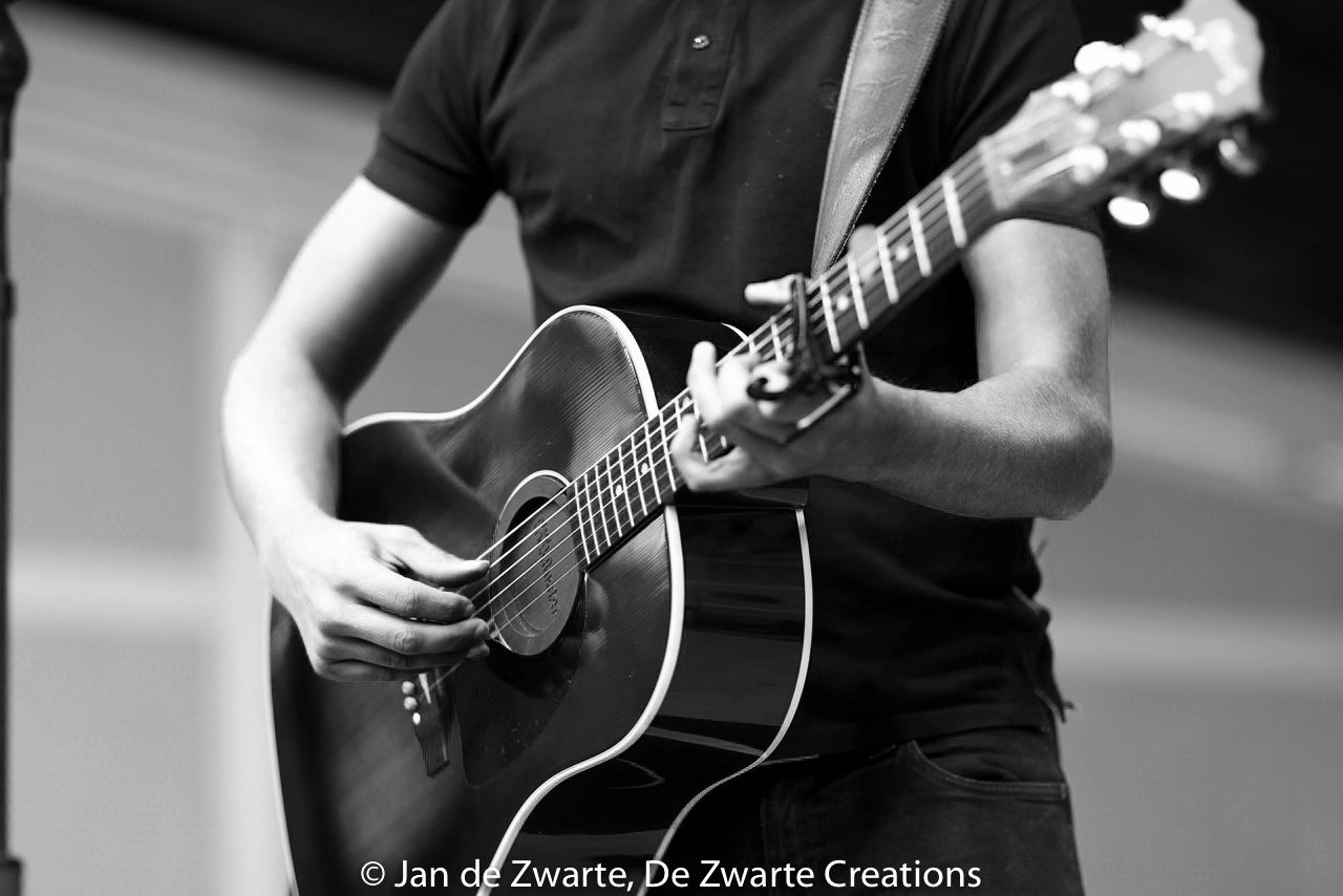 Canon EOS-1D Mark IV + Canon EF 85mm F1.2L II USM sample photo. Passenger busking in amsterdam photography