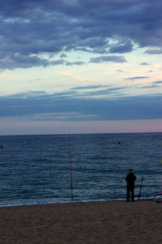 Pentax K100D sample photo. Pescando al anochecer photography