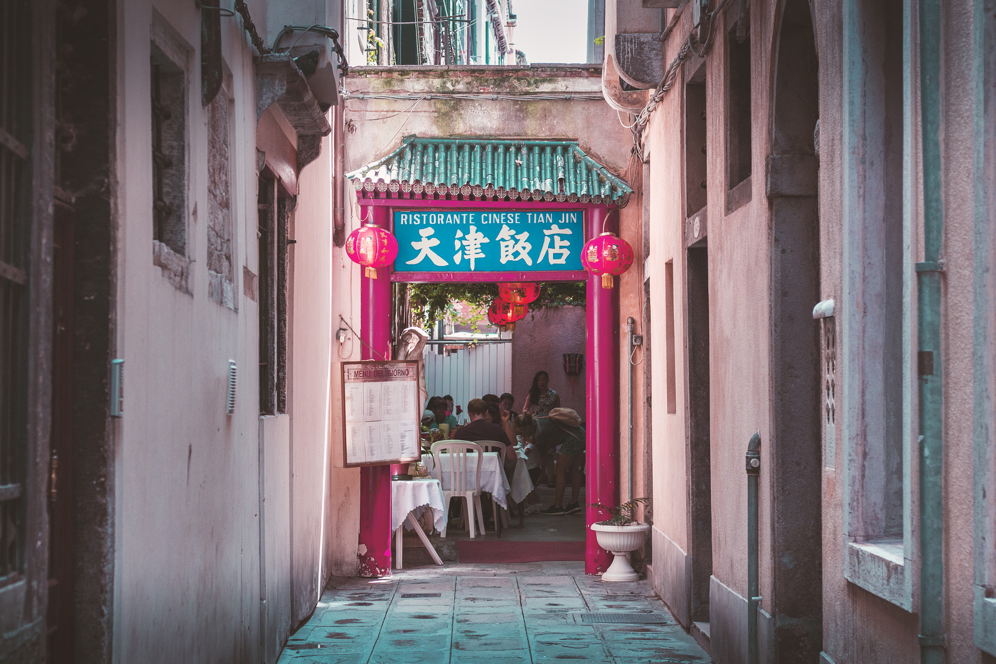 Canon EOS 100D (EOS Rebel SL1 / EOS Kiss X7) + Canon EF 50mm F1.8 II sample photo. A chinese pearl in the heart of venice photography