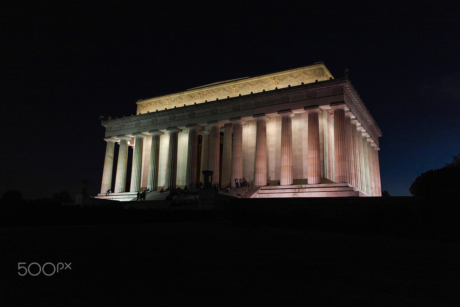 Canon EOS 500D (EOS Rebel T1i / EOS Kiss X3) + Canon EF-S 18-55mm F3.5-5.6 II sample photo. Lincoln memorial at night photography